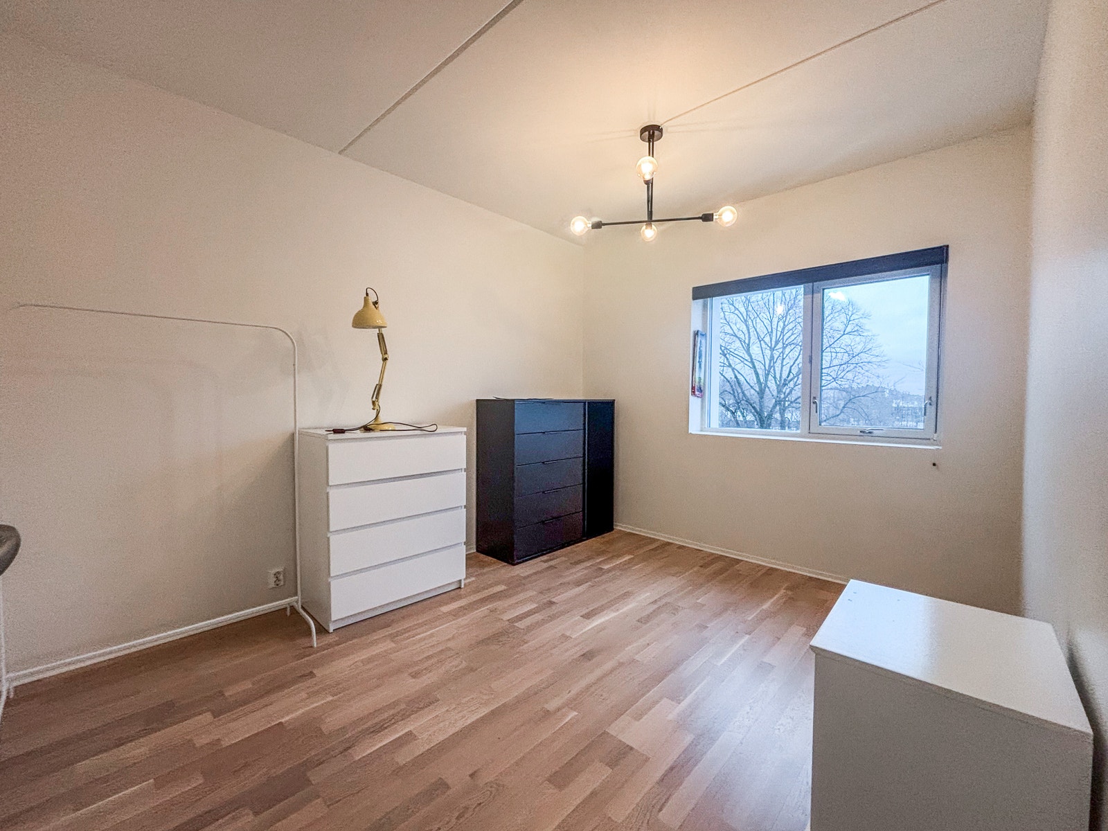 Soverom nr. 1. Stort og fint soverom med kommoder og nattbord. Galleribilde