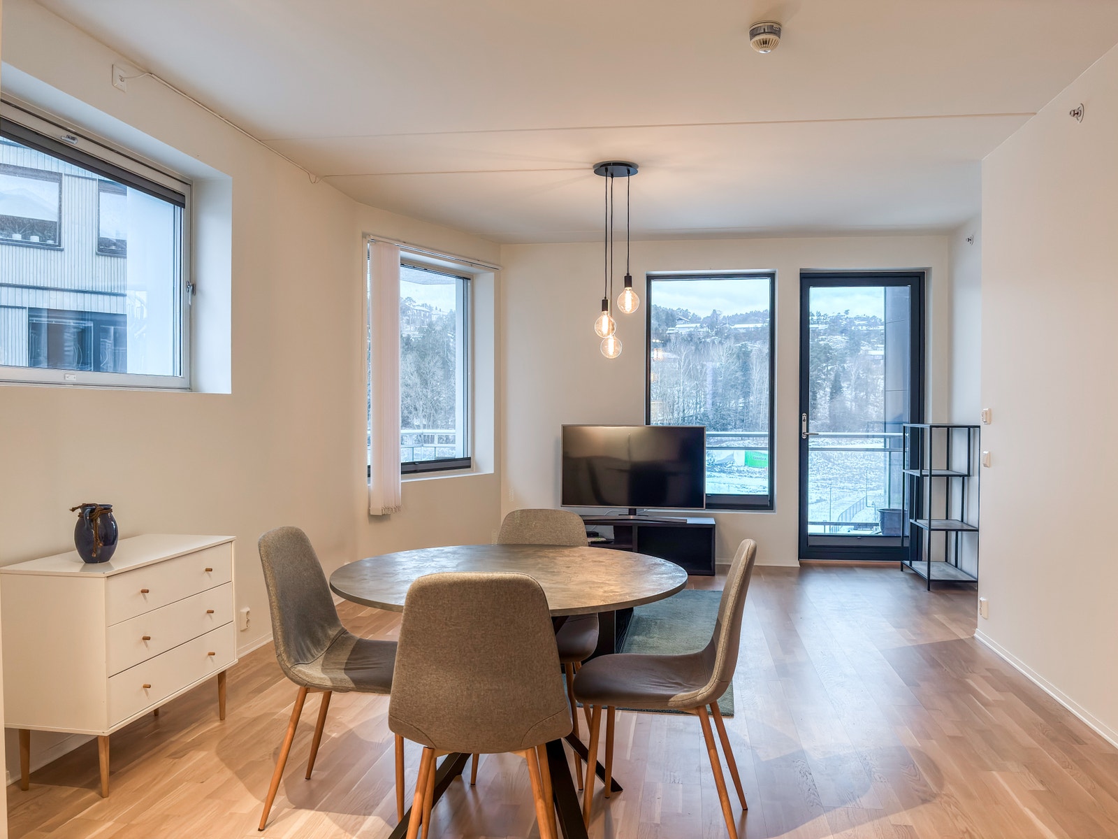 Stuen er lys og fin, med utgang til en hyggelig terrasse. Galleribilde