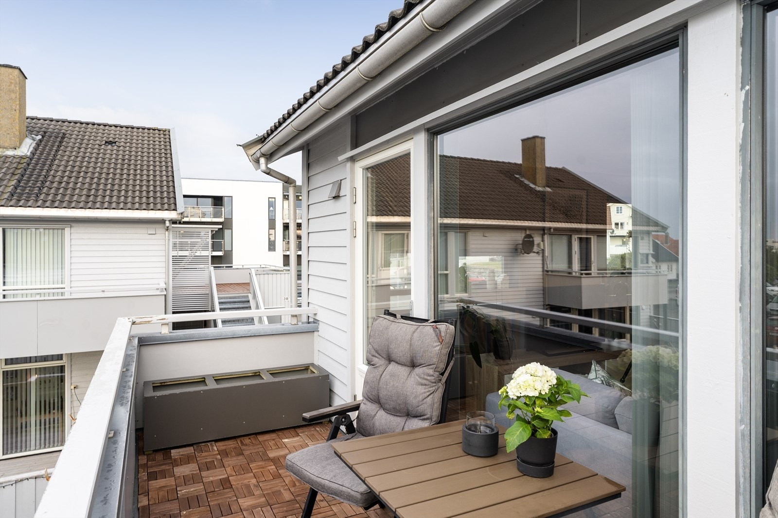 I tillegg til terrassen på bakkeplan er det også en vestvendt balkong med adkomst fra stuen i 2. etasje Galleribilde