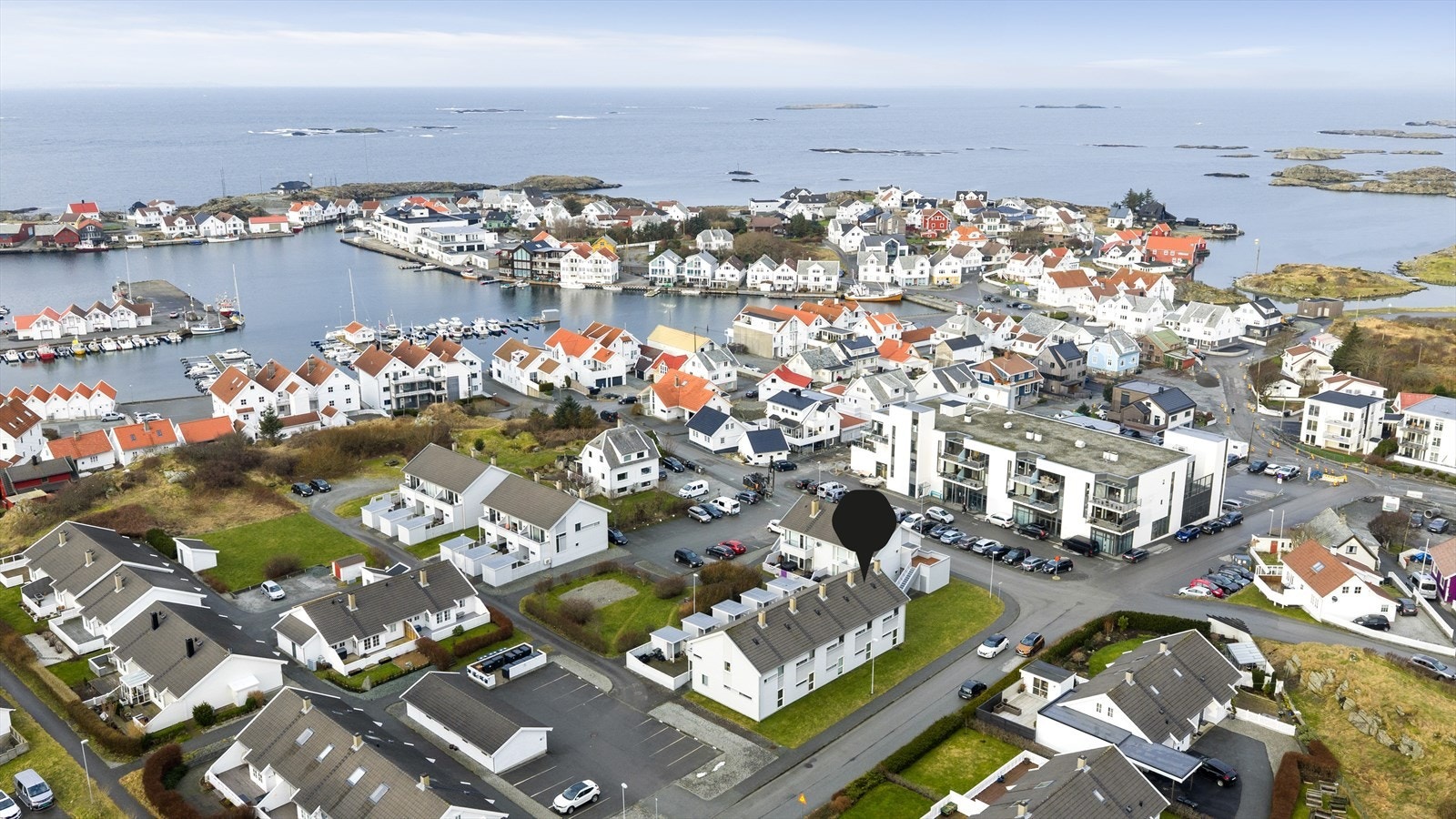 Boligen har en sentral og attraktiv beliggenhet i Åkrehamn med gangavstand til alt byen har å by på Galleribilde