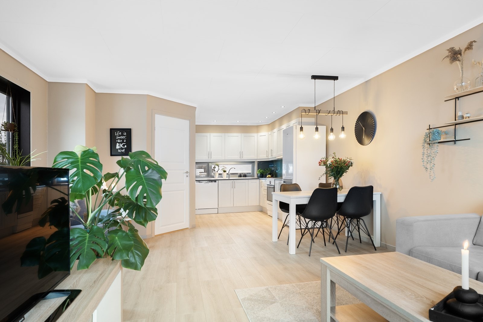 På samme tidspunkt som vegger og tak ble malt i oktober 2023 ble det også lagt nytt og flott gulv i hele 2. etasje Galleribilde