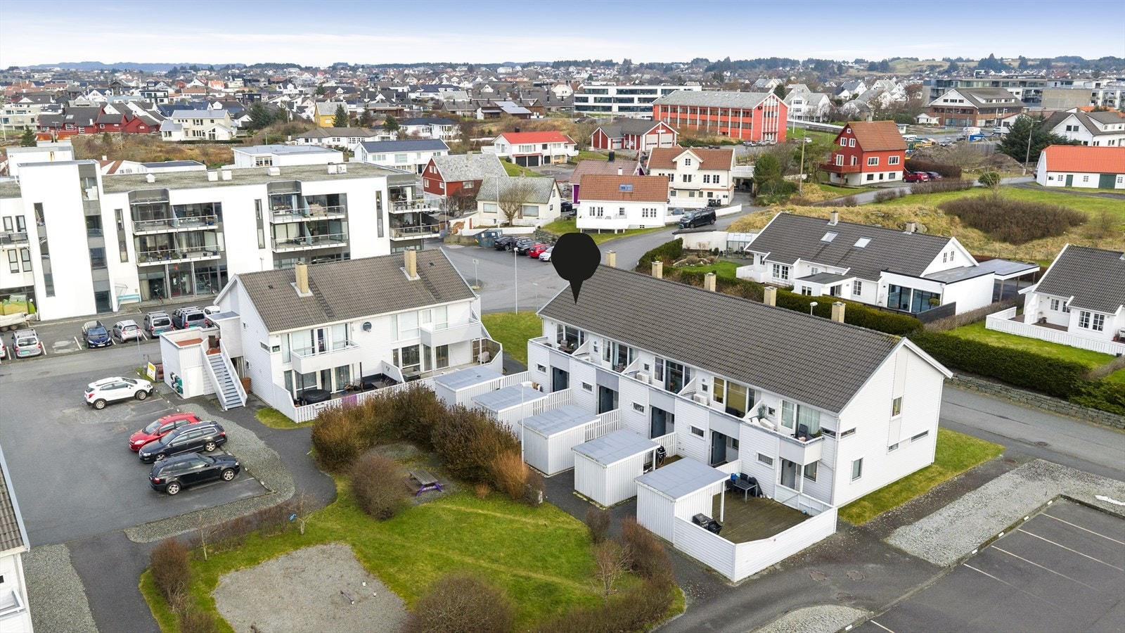 Boligen har eksklusiv bruksrett til en fast parkering på felles parkeringsplass (plass nr. 5) Galleribilde