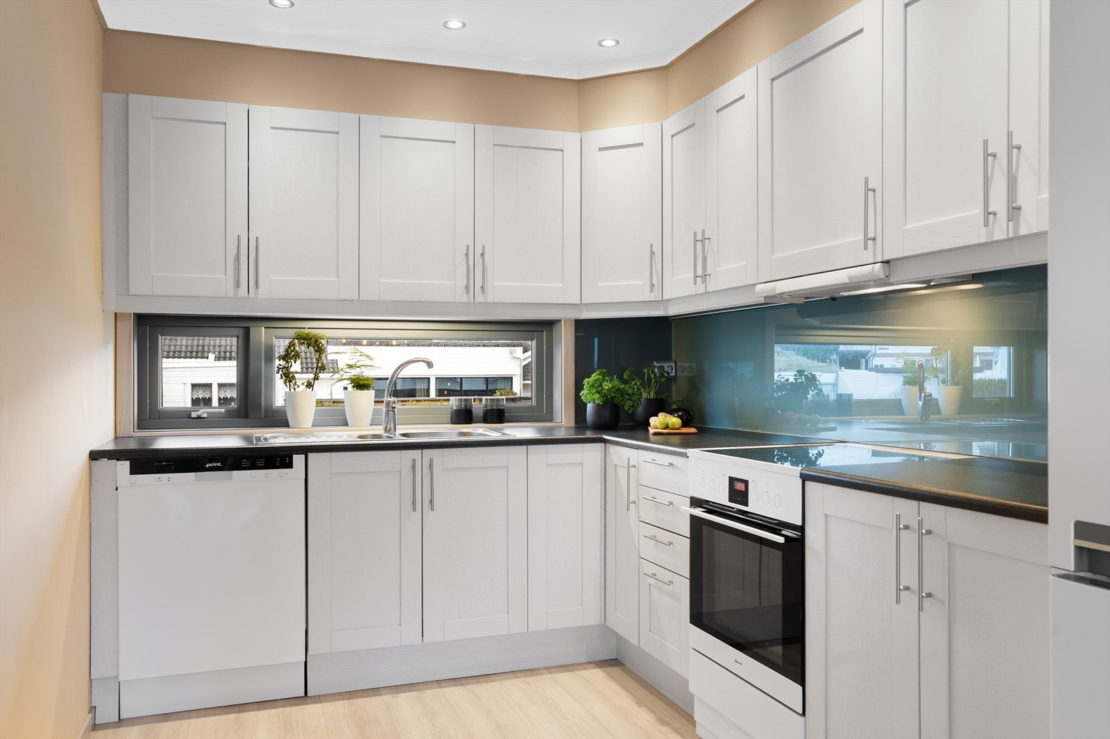 Kjøkkenet har profilerte fronter og laminat benkeplate - alle hvitevarene er frittstående Galleribilde