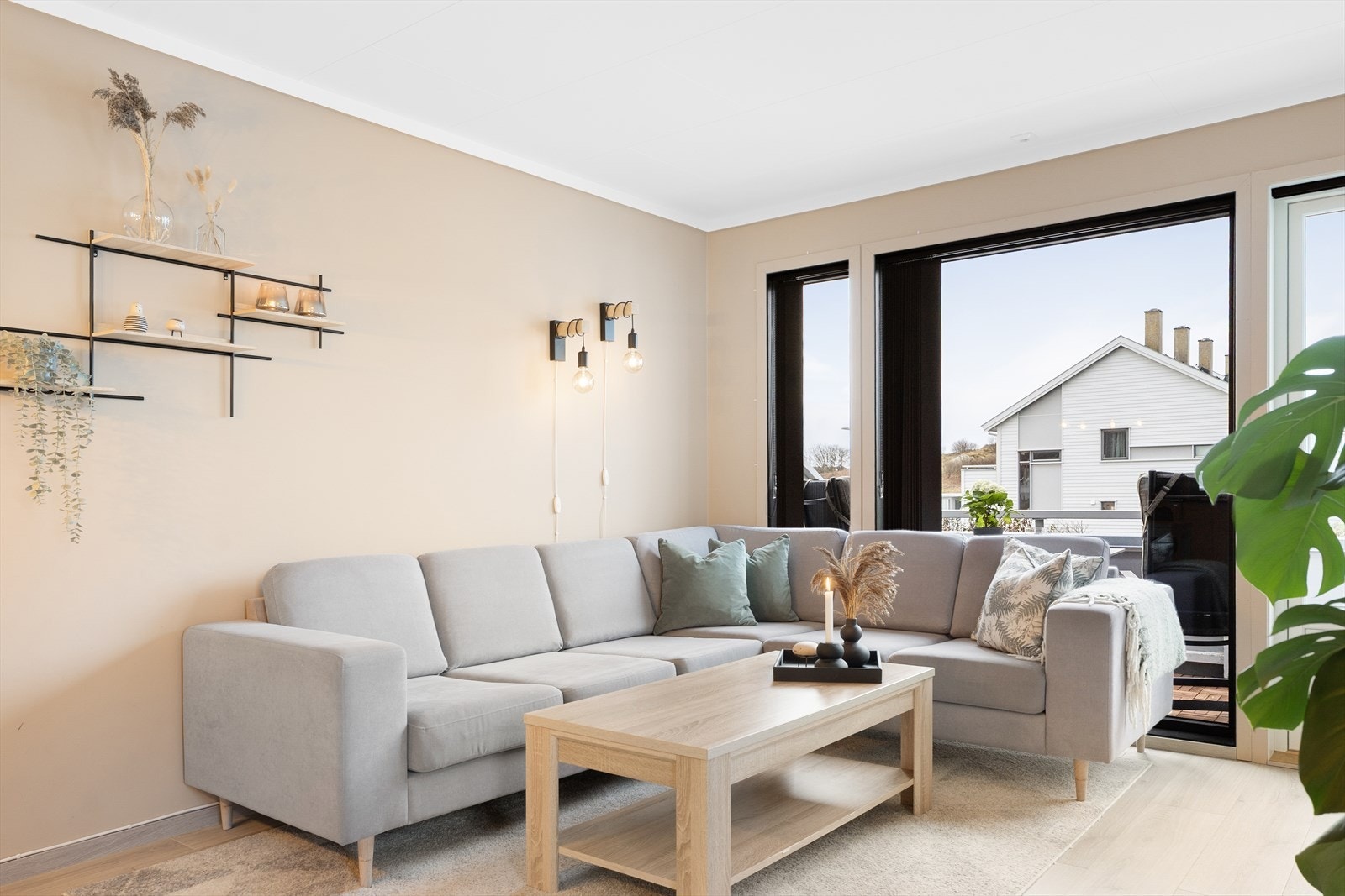 Bologen er gjennomgående holdt i lyse og lette fargevalg på overflatene - vegger og tak i stuen ble sist malt i oktober 2023 Galleribilde