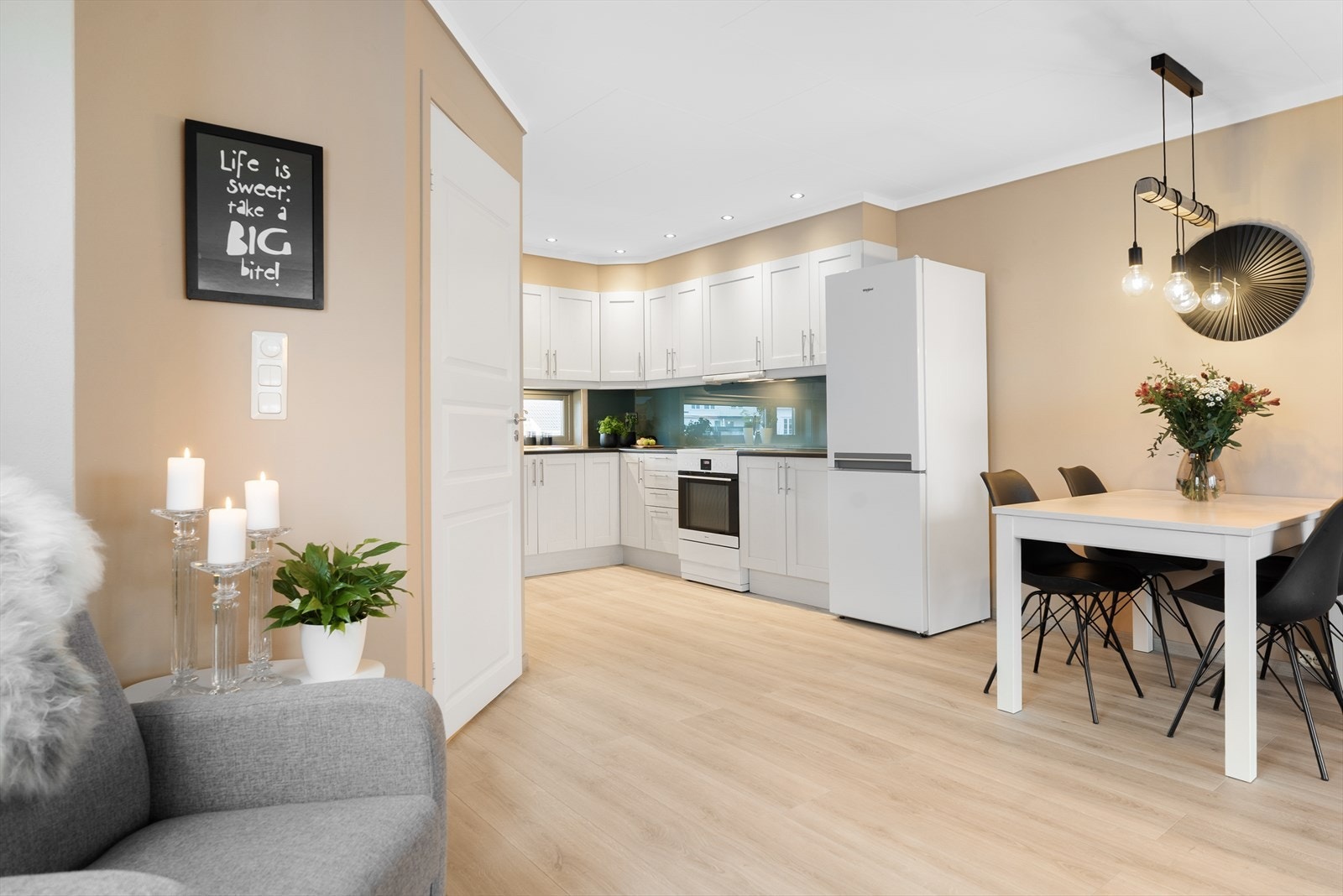 Boligen kan by på et tidløst kjøkken med god skap- og benkeplass Galleribilde