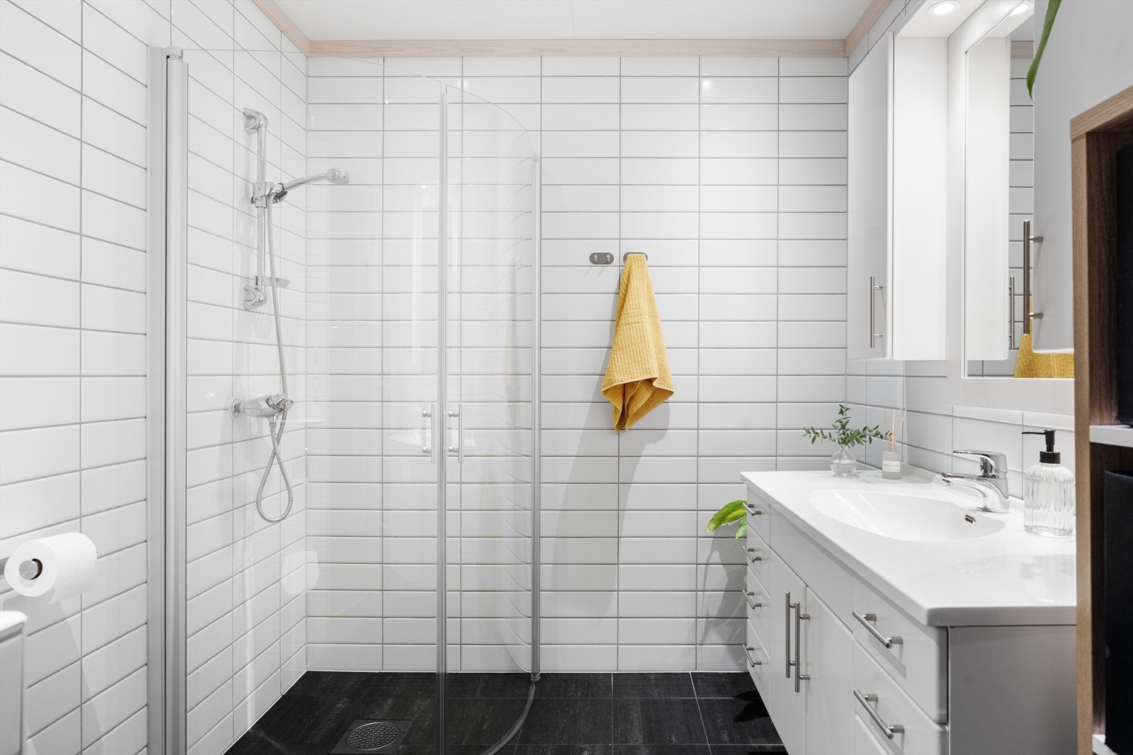 Romslig og flott bad i 1. etasje med fliser på vegger og gulv, samt elektriske varmekabler i gulvet Galleribilde