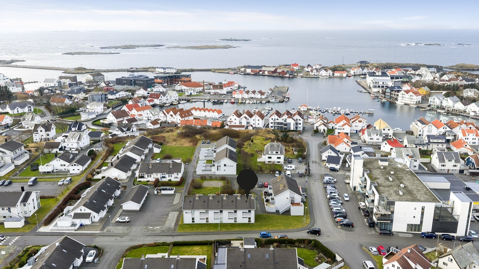 Åkravegen 248 A er et flott enderekkehus med en sentral og attraktiv beliggenhet i Åkrehamn Galleribilde