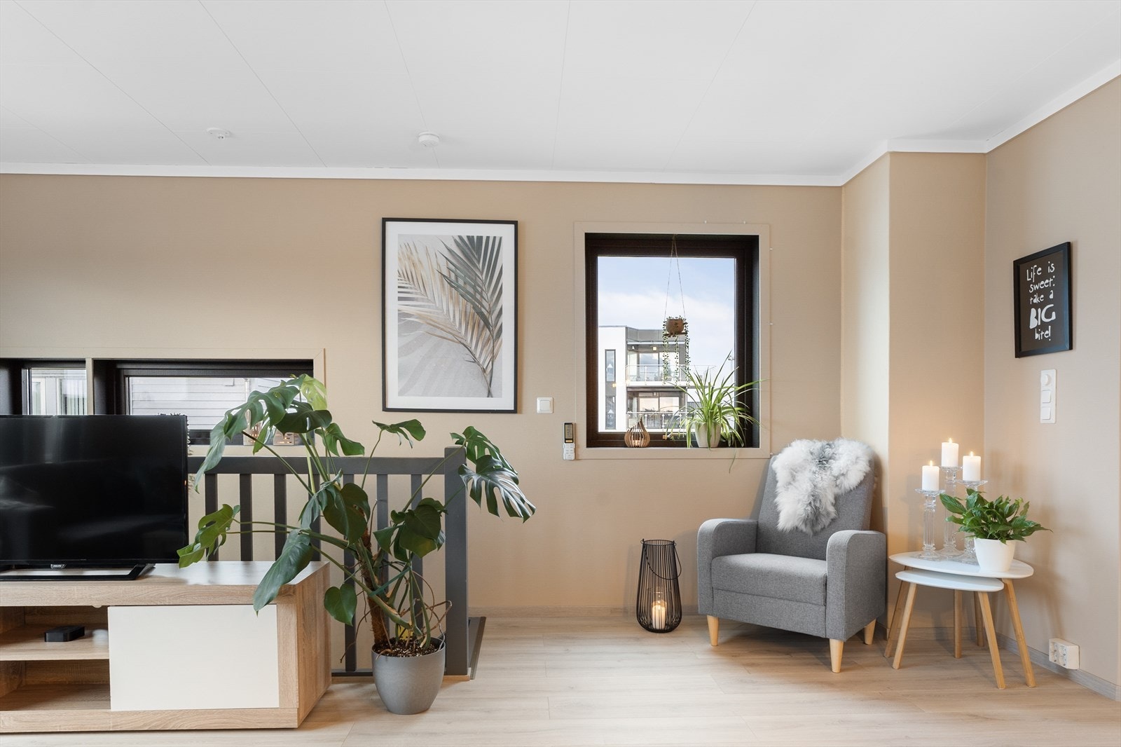 Hyggelig lesekrok ved trappen ned til 1. etasje Galleribilde