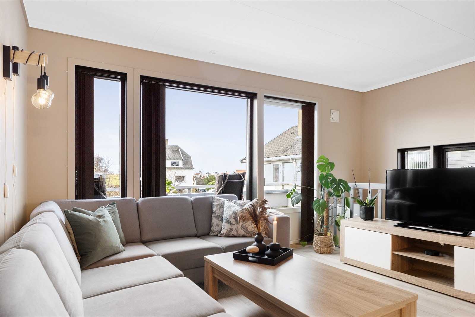 De store vinduene sørger for masse naturlig lysinnslipp i rommet Galleribilde