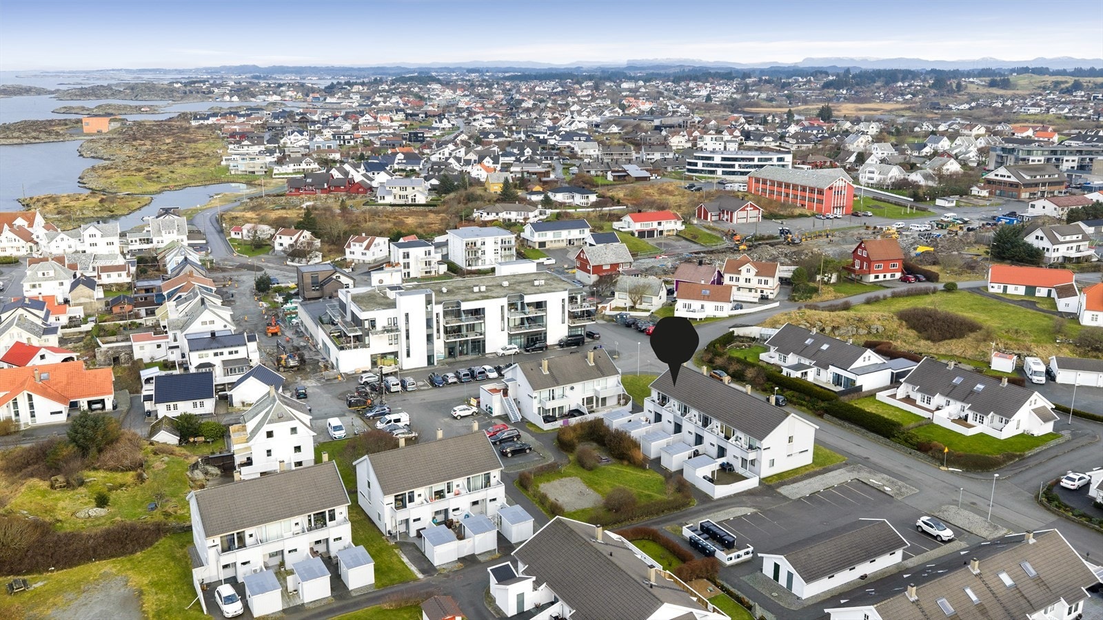 Her bor du med nærhet til blant annet barnehager, barne- og ungdomsskole, flotte idrettsanlegg, Åkraparken, den populære Åkrasanden, fine turområder samt sentrum med et bredt utvalg av servicetilbud Galleribilde