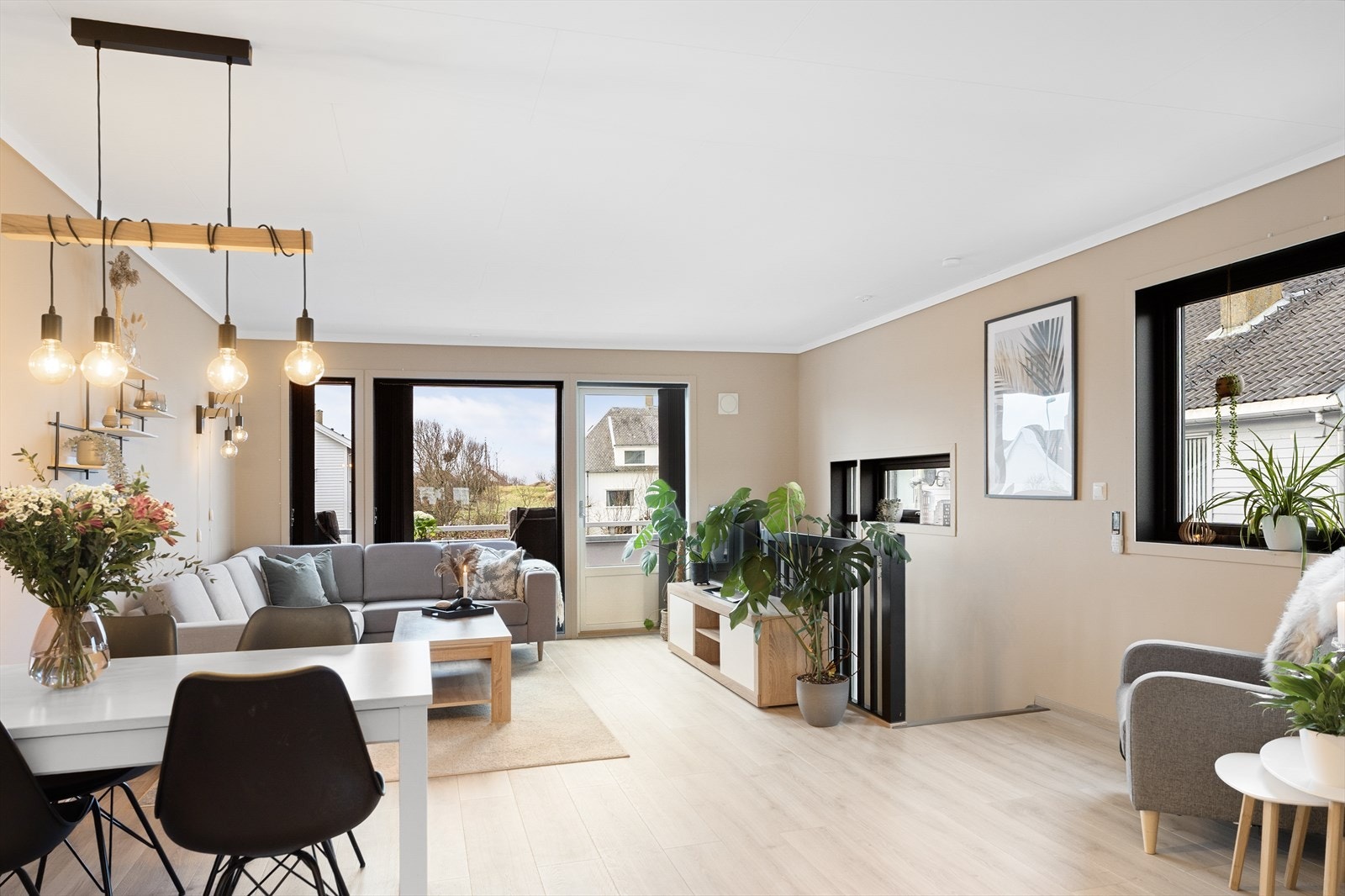 Boligen har en lys og luftig stue med åpen kjøkkenløsning - et sosialt og hyggelig rom å oppholde seg i Galleribilde