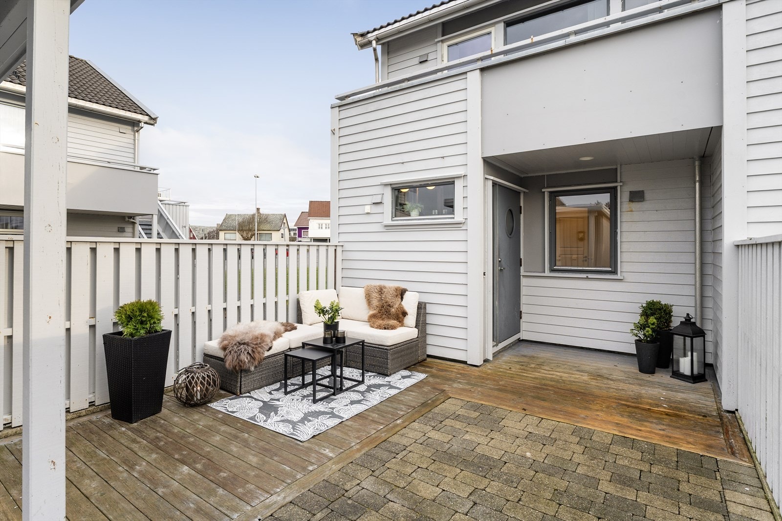 Boligen har et stort og usjenert terrasseområde ved inngangspartiet med god plass til ønsket utemøblement Galleribilde