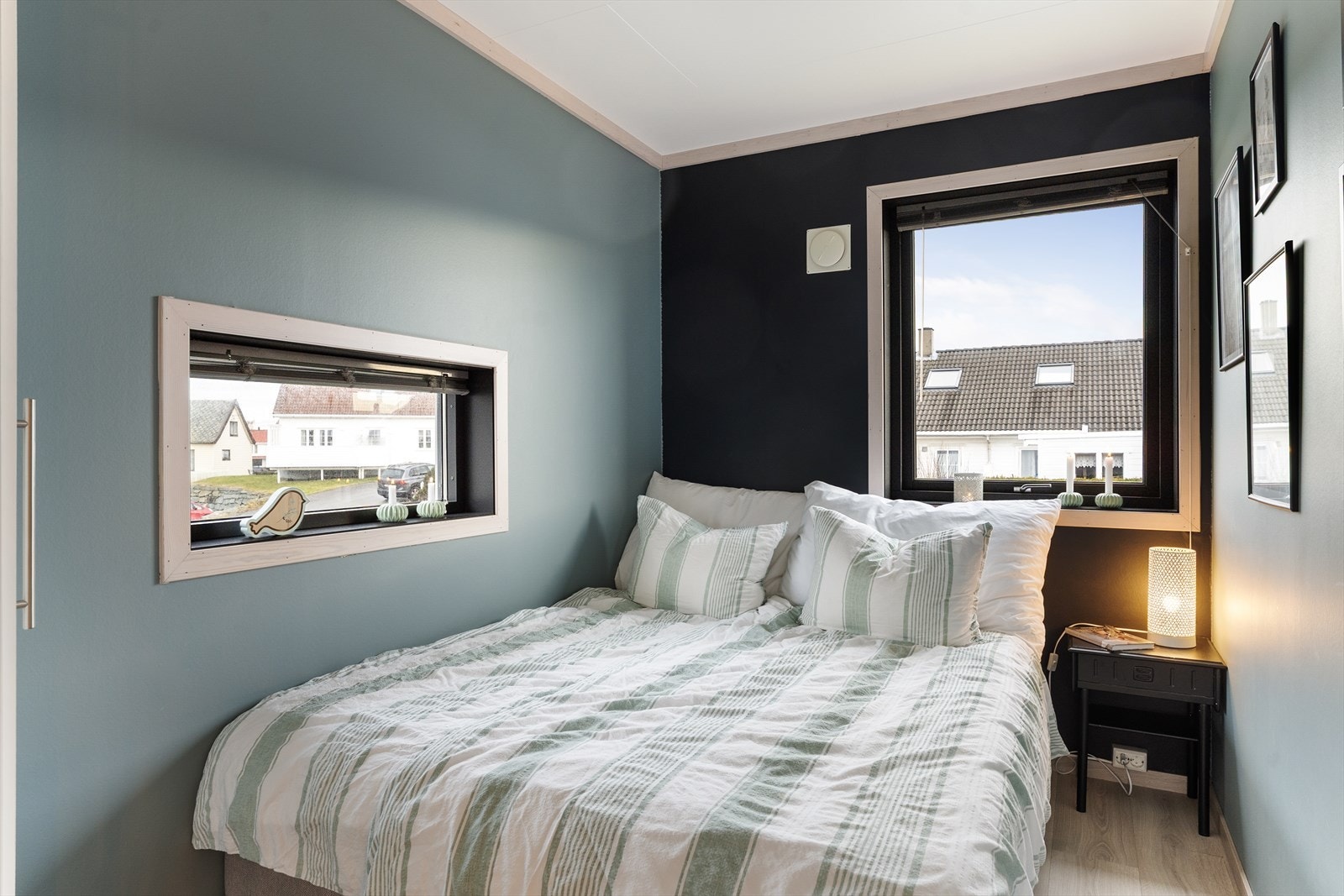 Boligen har totalt tre soverom fordelt på de to etasjene - soverom nr. 1 befinner seg i 2. etasje, og fungerer utmerket som barnerom, gjesterom eller hjemmekontor Galleribilde