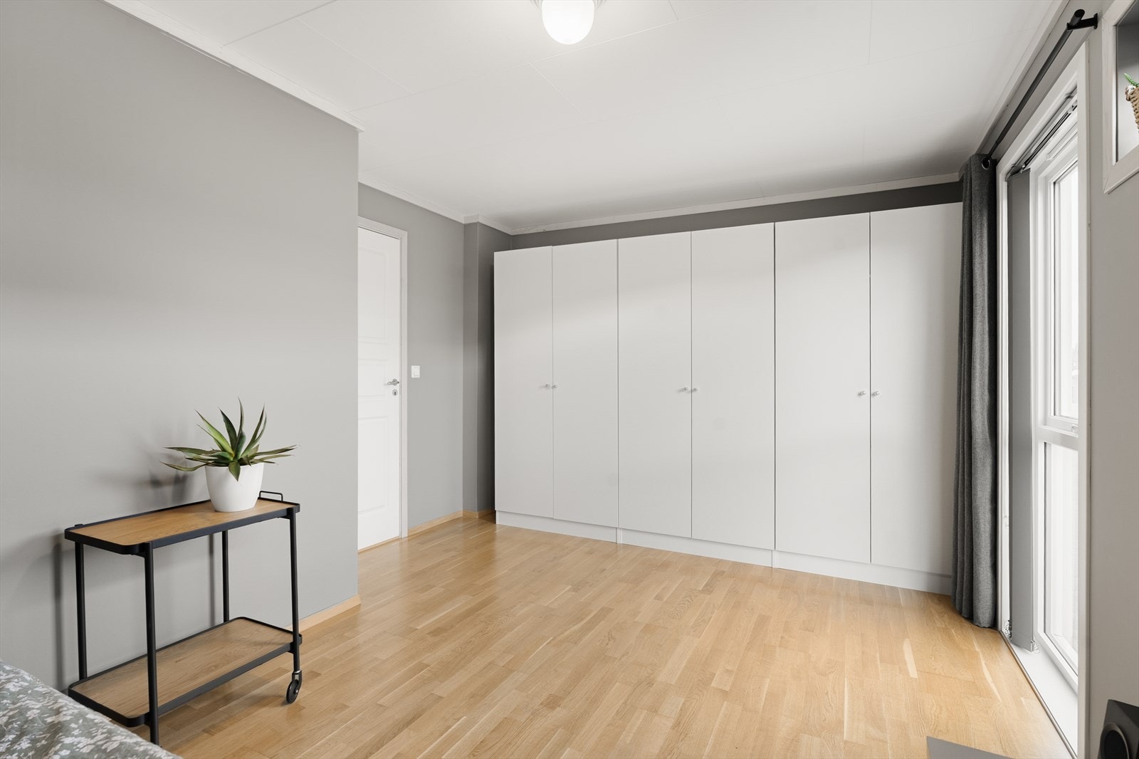 Soverom nr. 2 i 1. etasje har god plass til dobbeltseng og tilhørende nattbord - det er også rikelig med skapplass i store garderobeskap Galleribilde