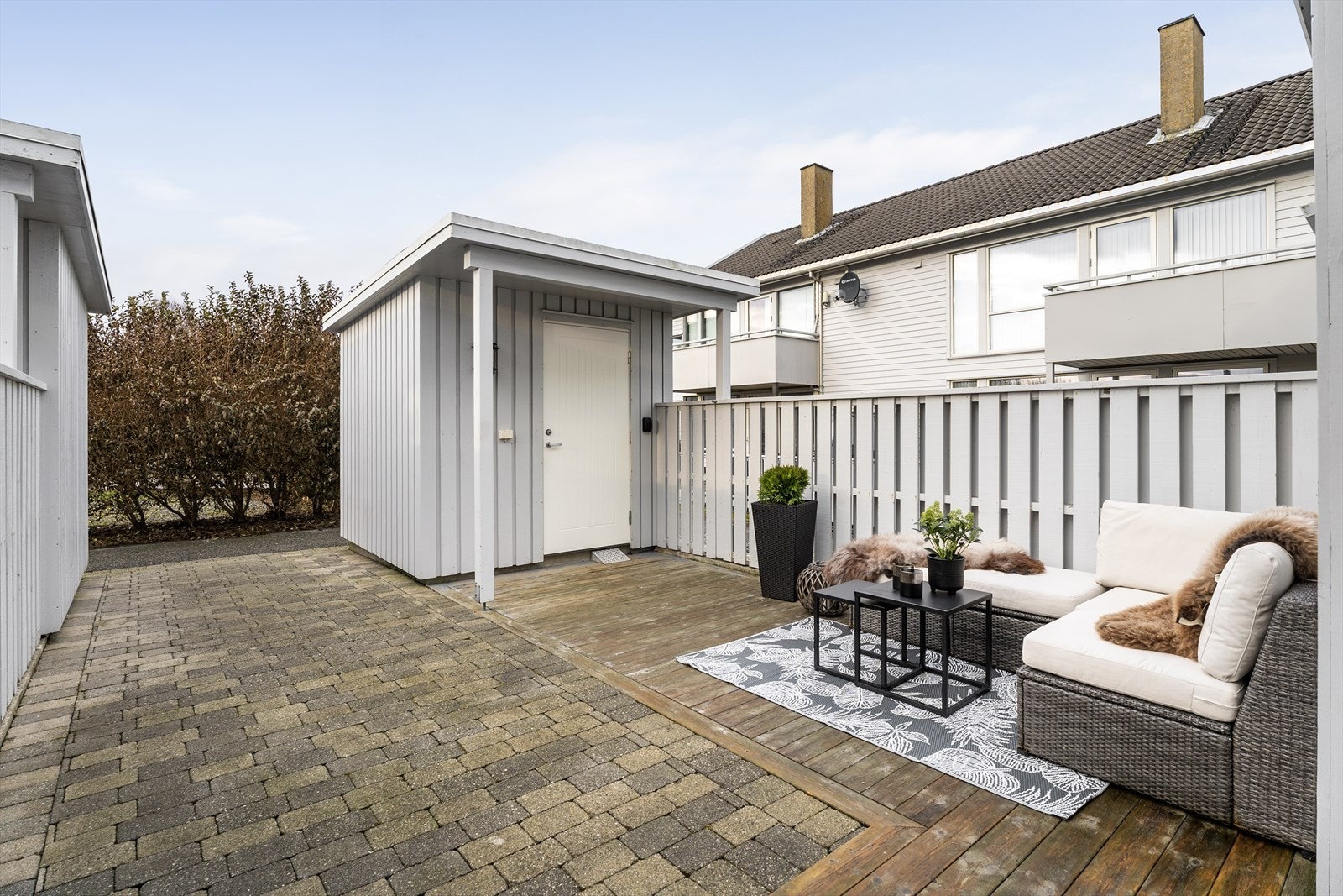 Det hyggelige terrasseområdet er vendt mot vest og byr på gode solforhold - her ligger alt til rette for å kunne nyte fine og varme dager! Galleribilde