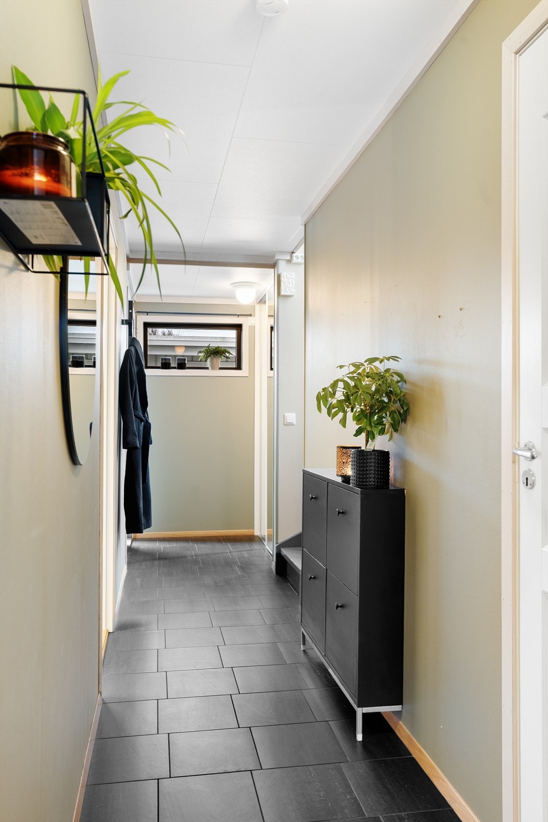 I enden av gangen er det også en skyvedørsgarderobe med plass til sko og yttertøy Galleribilde