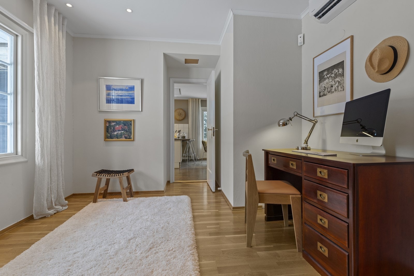 Ved entréen er det er hyggelig arbeidsrom. Opprinnelig var dette et soverom som det enkelt kan tilbakeføres til Galleribilde