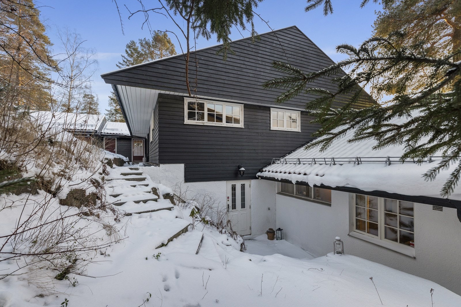 Det er separat inngang i underetasjen med adkomst til hybelen Galleribilde