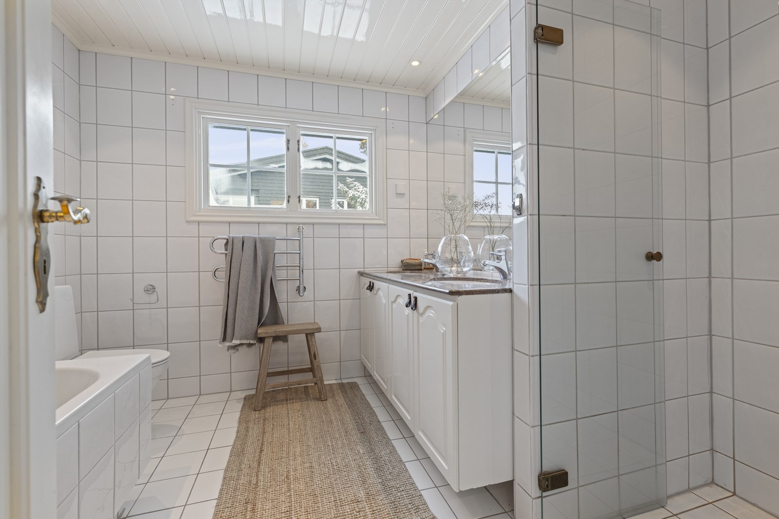 Flislagt bad beliggende mellom soverom 2 og 3 Galleribilde