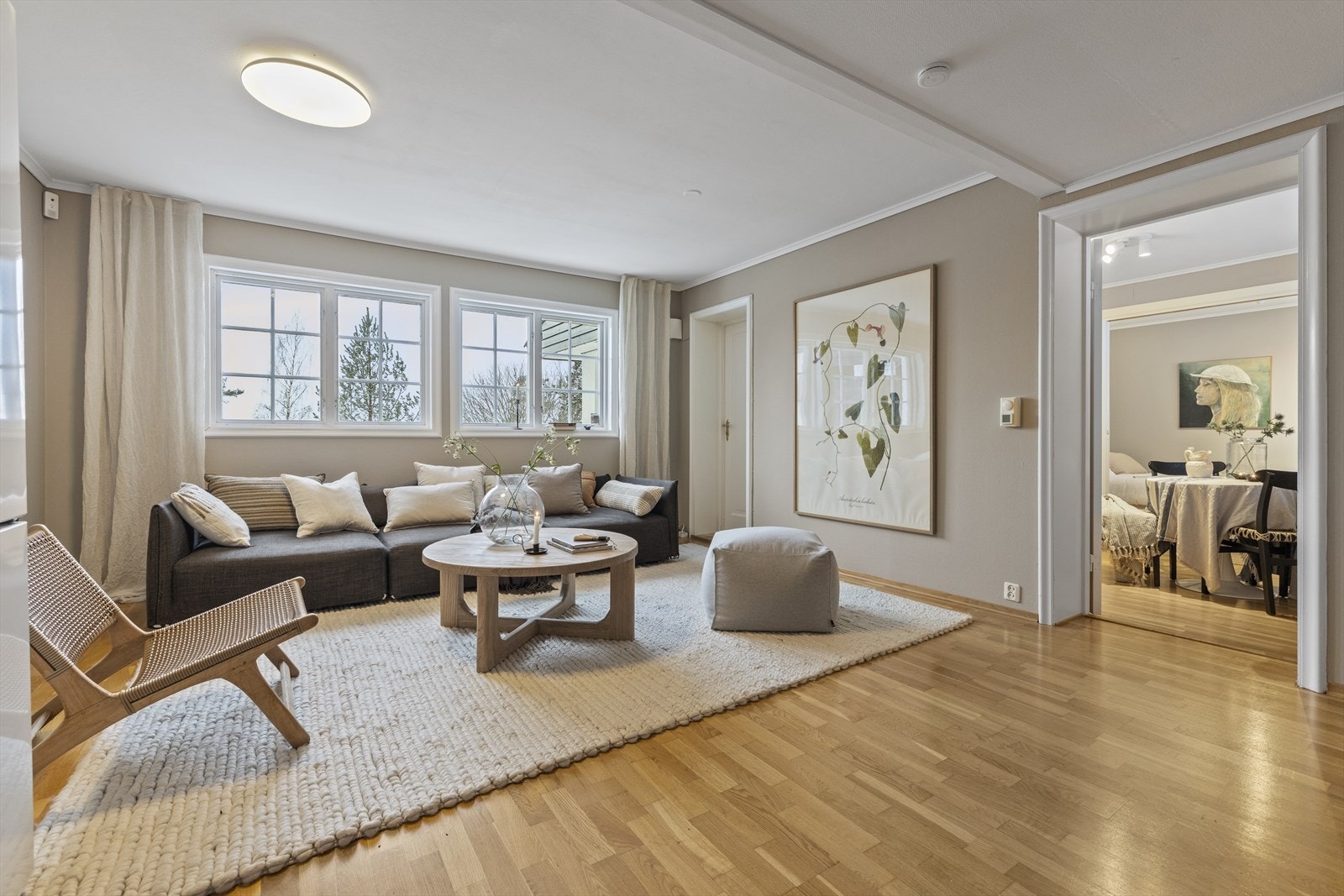 Lys og hyggelig åpen stue-/kjøkkenløsning Galleribilde