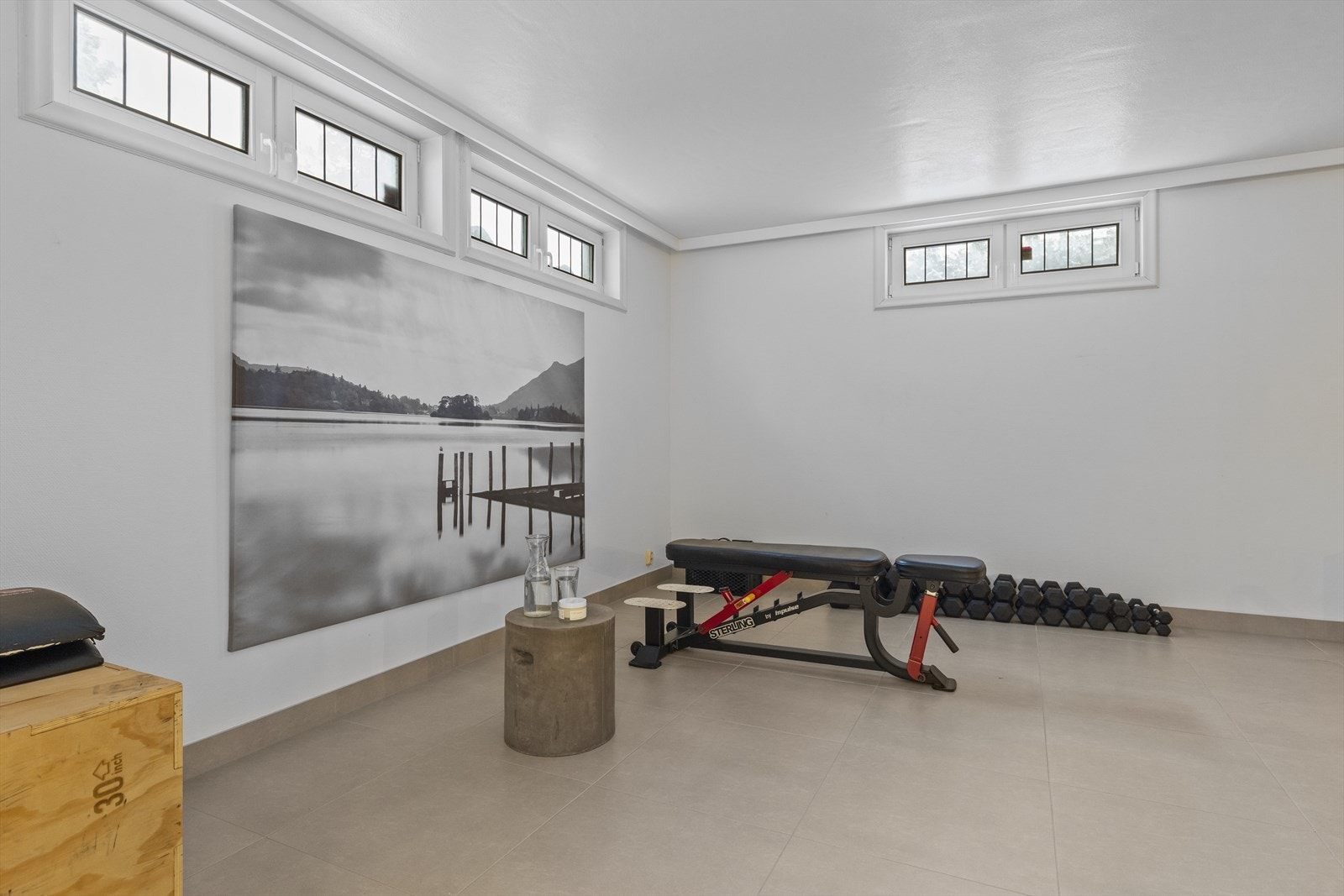 Plass i enden av bassenget til loungemøbler, bar, treningsapparater, e.l. Galleribilde