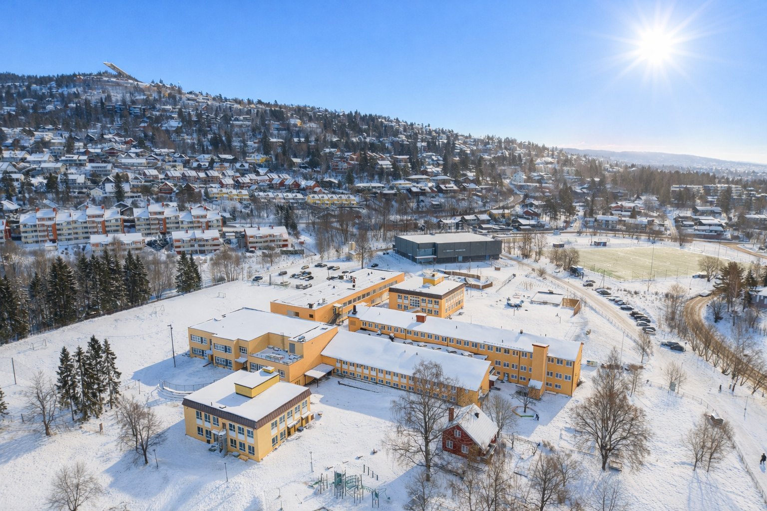 Ved skolen ligger også en stor kunstgressbane og idrettshall som benyttes av Vestre Akers Skiklubb. Klubben har over 500 aktive medlemmer og har allidrett, badminton, fotball, langrenn, orientering, innebandy og volleyball på programmet Galleribilde