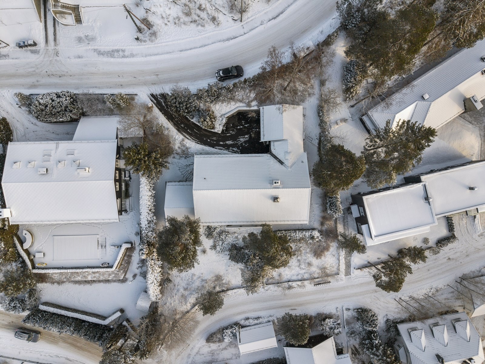 Stor og fin tomt på 1.507 kvm. Eiendommen har innkjørsel fra Aslaug Vaas veg og grenser ned mot en rolig blindvei Galleribilde