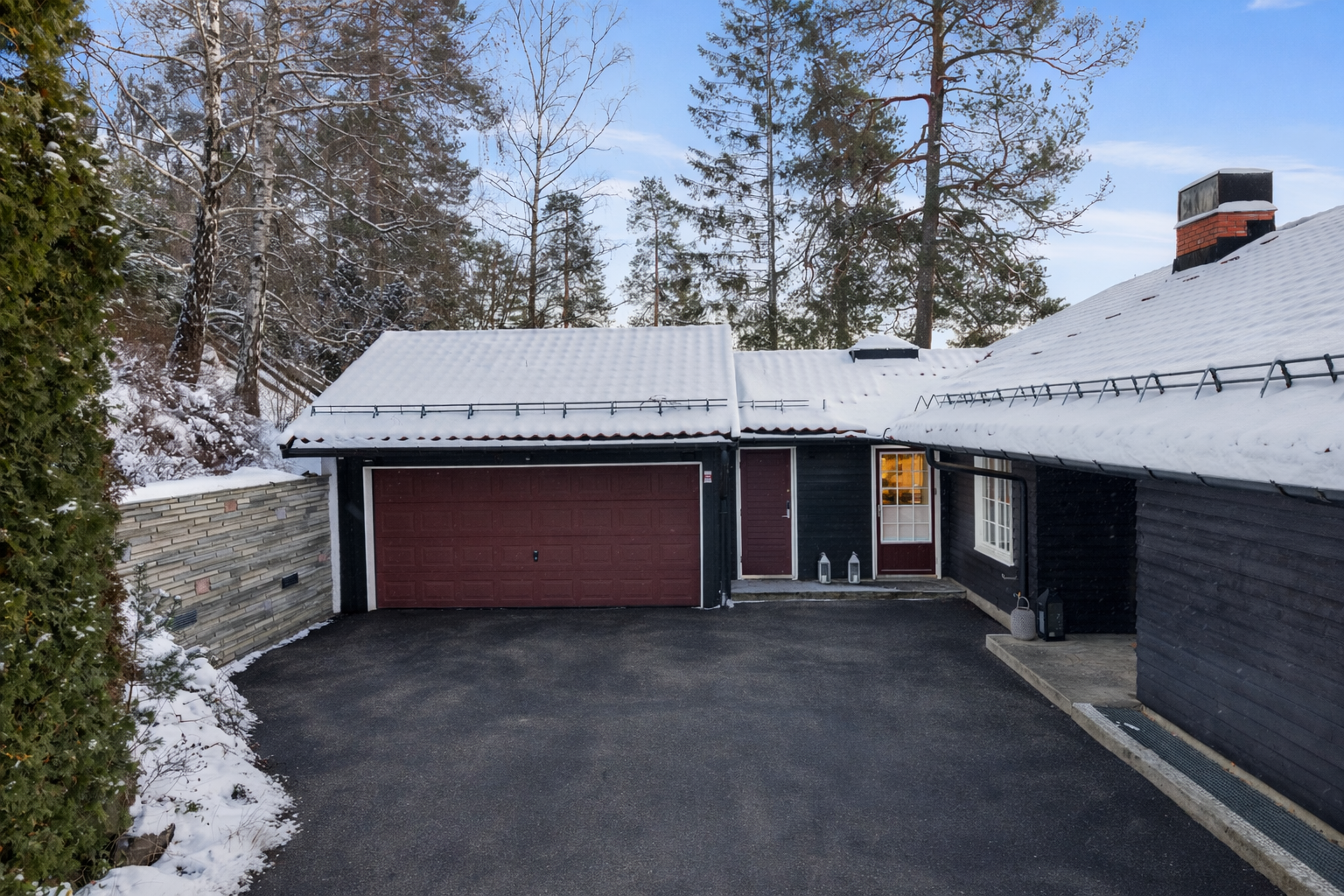 Privat og skjermet gårdsplass med innkjørsel til den doble garasjen og adkomst til boligen via kjøkken- og hovedinngang Galleribilde