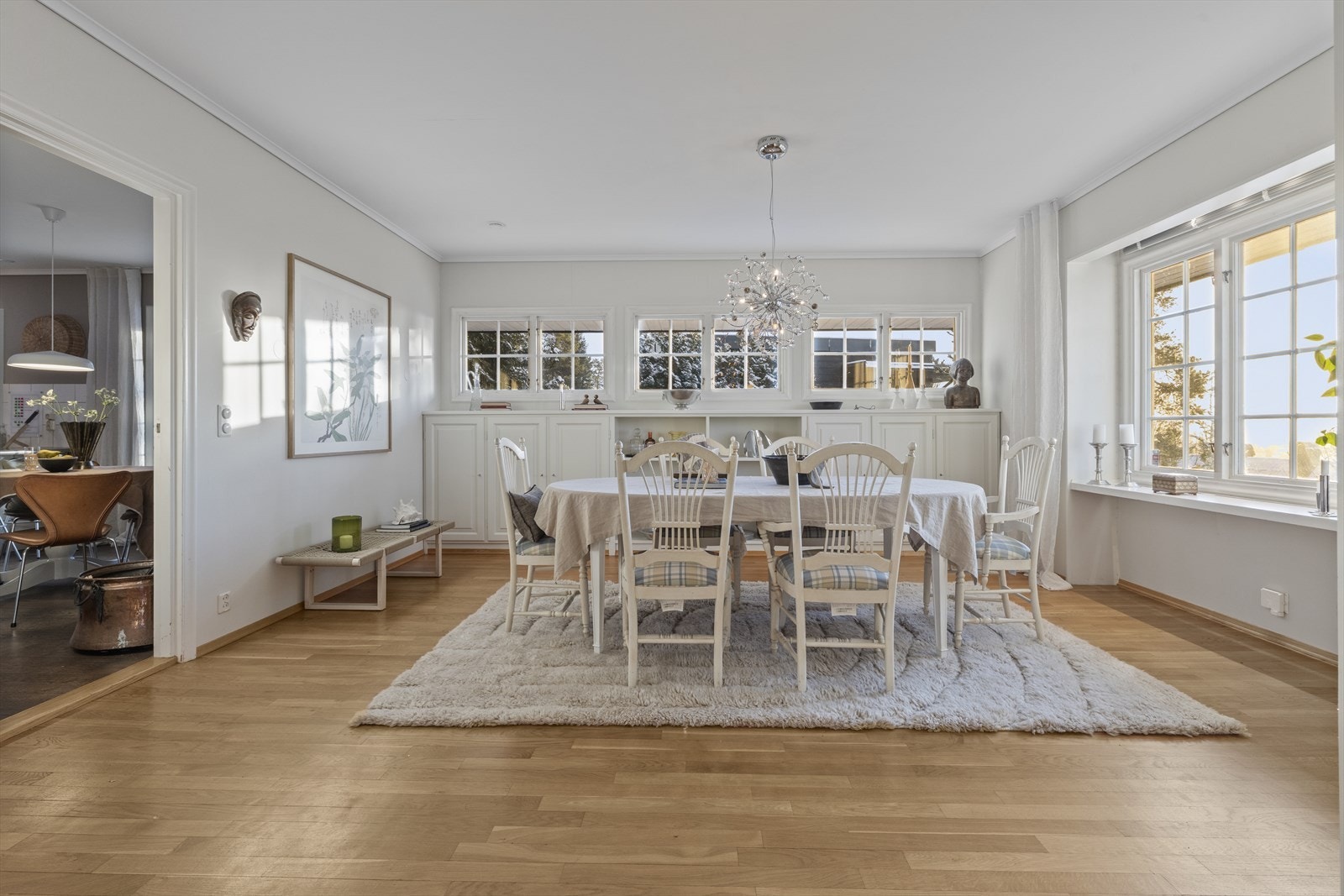 Stor spisestue med store vindusflater og utsikt mot sydvest Galleribilde