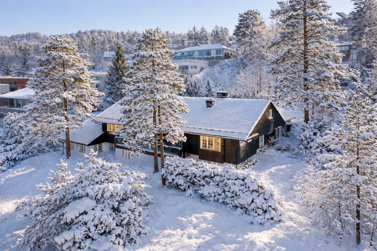 Velkommen til denne store og innholdsrike villaen, idyllisk beliggende i Holmenkollåsen, rett over Bogstad Galleribilde