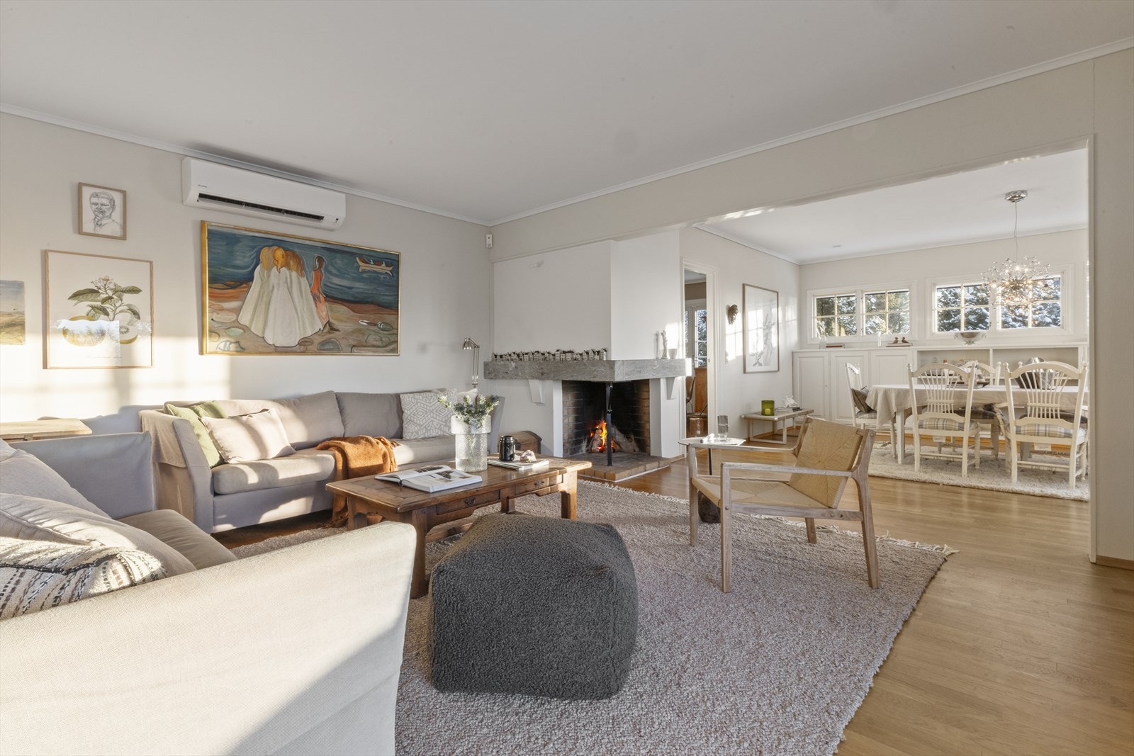 Stue med peis. Elektrisk gulvvarme i de fleste gulv oppe og alle rom nede Galleribilde