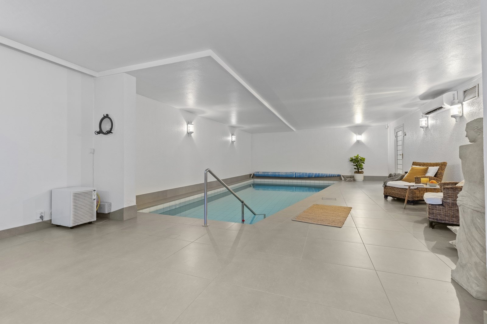 Deilig spa-/bassengområde med bassengrom, bad/wc, omkledningsrom og badstue Galleribilde