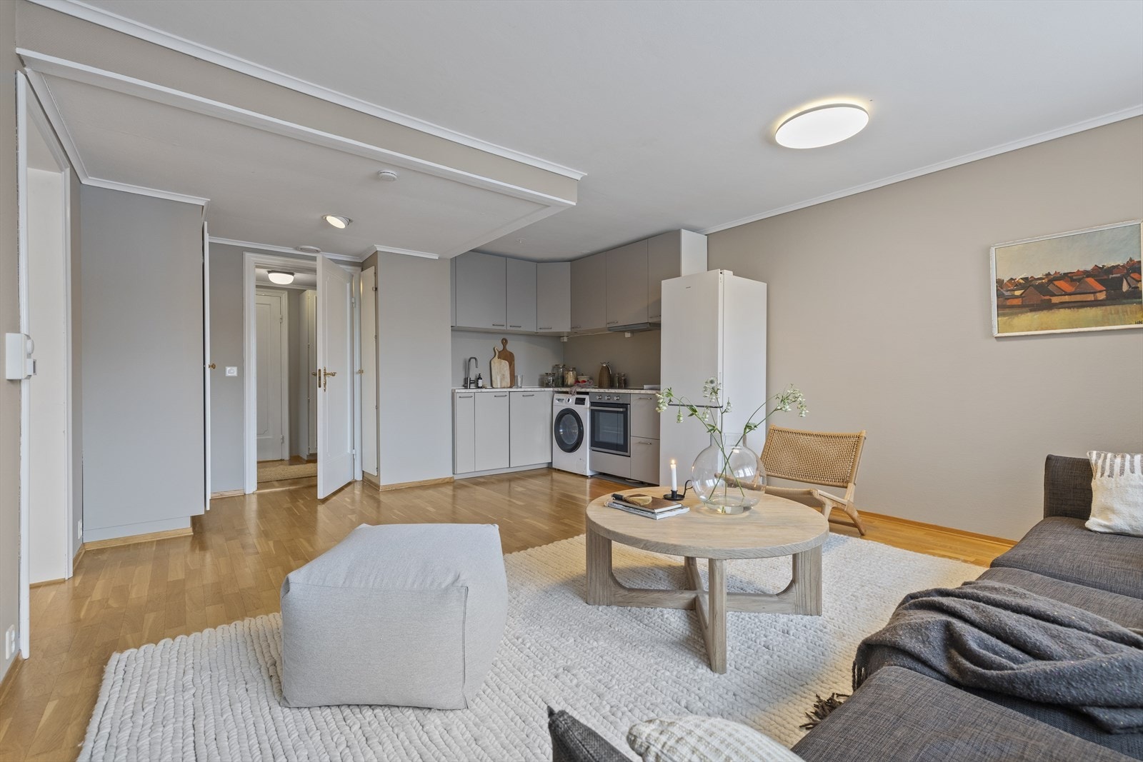 Hybelen inneholder 2 soverom, disponibelt rom/annet, stue/kjøkken, entré og bad. Antatt leieinntekter for hybelen er ca. 17.000,-/mnd. Galleribilde