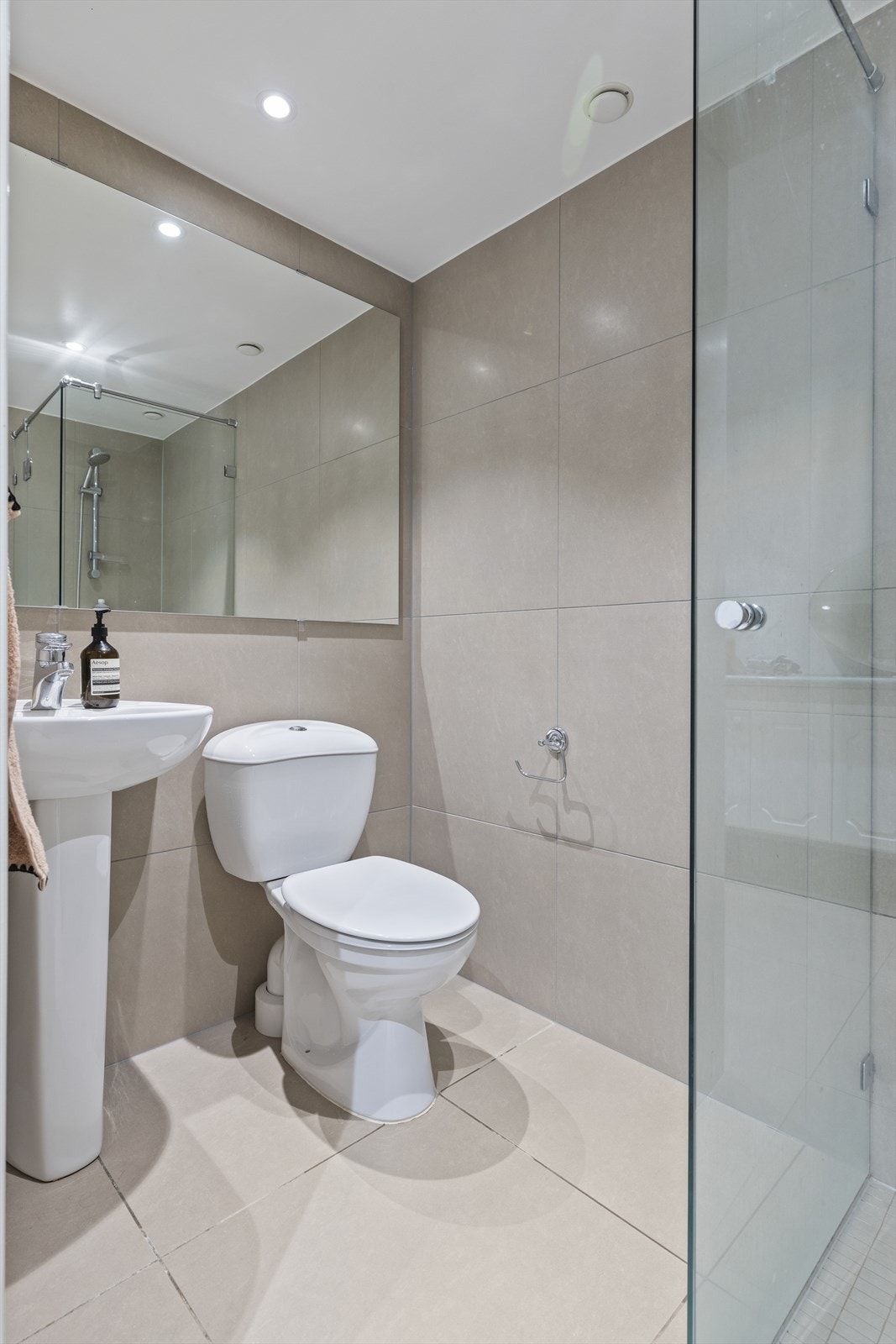 Støpt og flislagt gulv med elektriske varmekabler. Flislagte vegger og malt himling med innfelte downlights. Mekanisk avtrekk Galleribilde