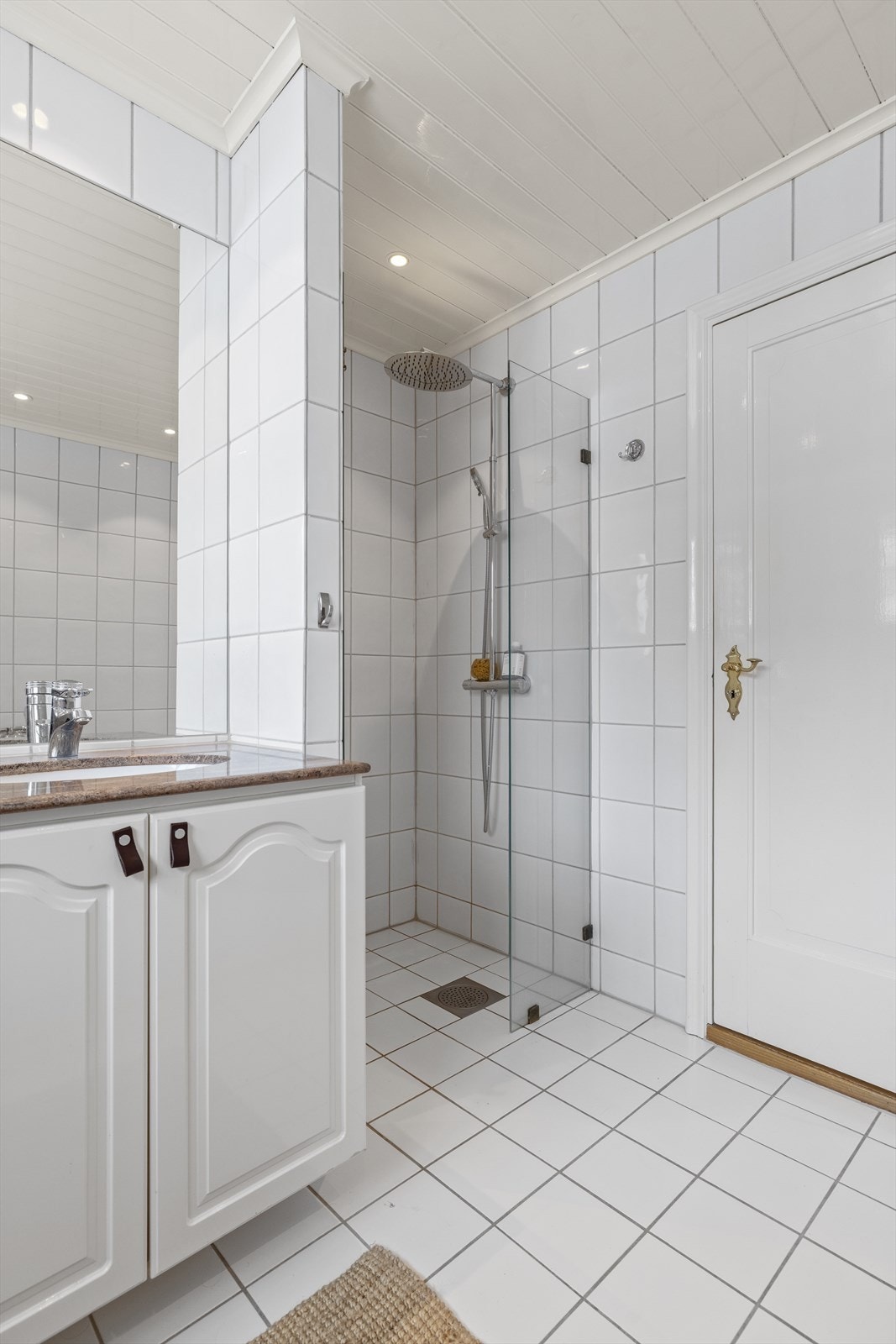 Badet har innredning med to nedfelte servanter, toalett, innbygget boblebadekar og dusjvegger/hjørne Galleribilde