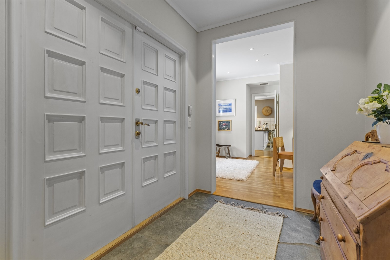 Hovedinngang med flott fløyet inngangsdør Galleribilde