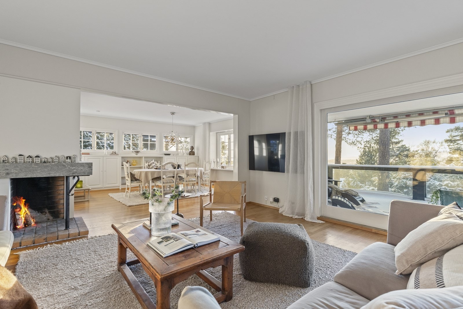 Boligarealet går over to store plan med fleksibel planløsninger. Den store stuen er i åpen løsning med spisestuen Galleribilde