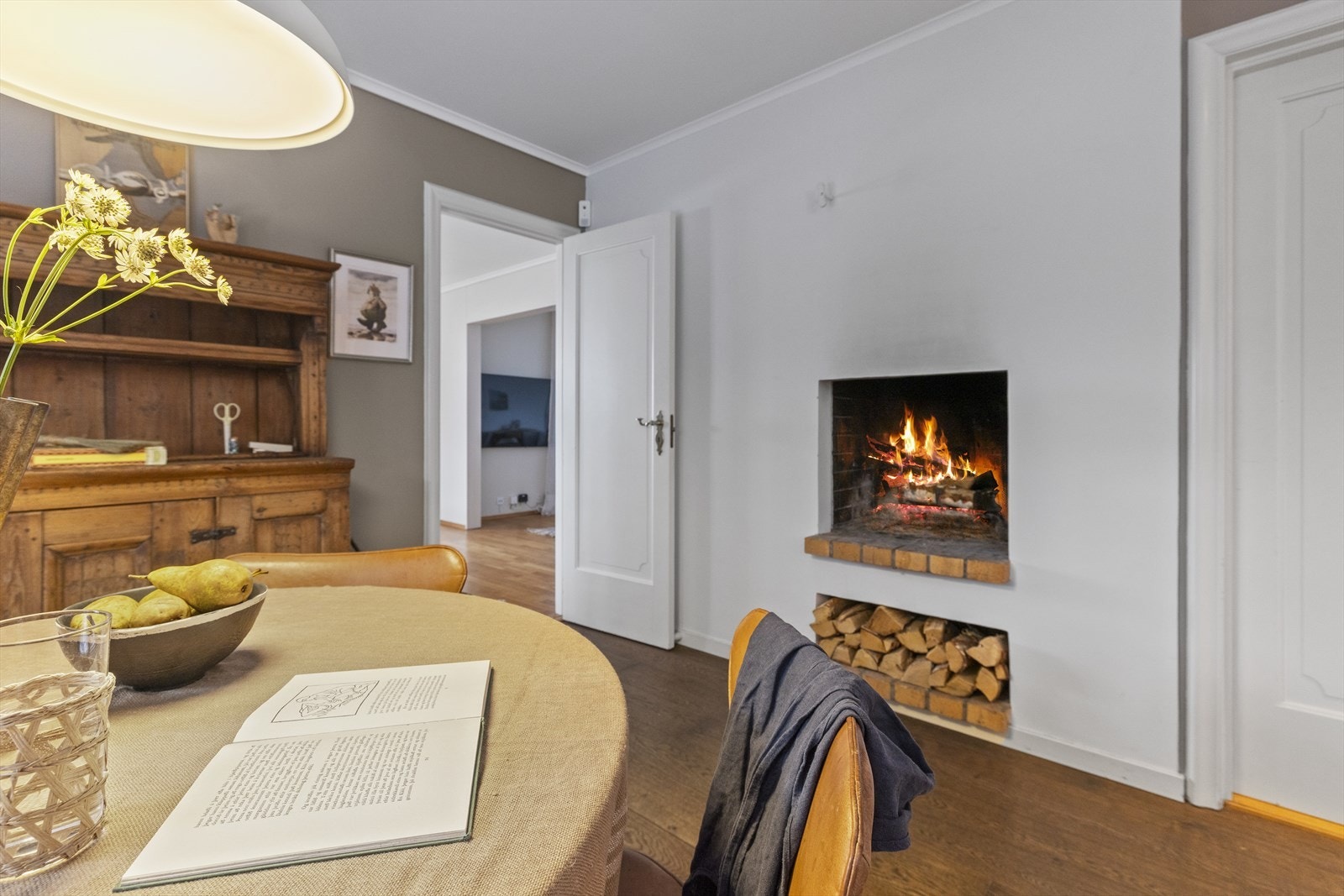 Hyggelig peis ved spiseplassen Galleribilde