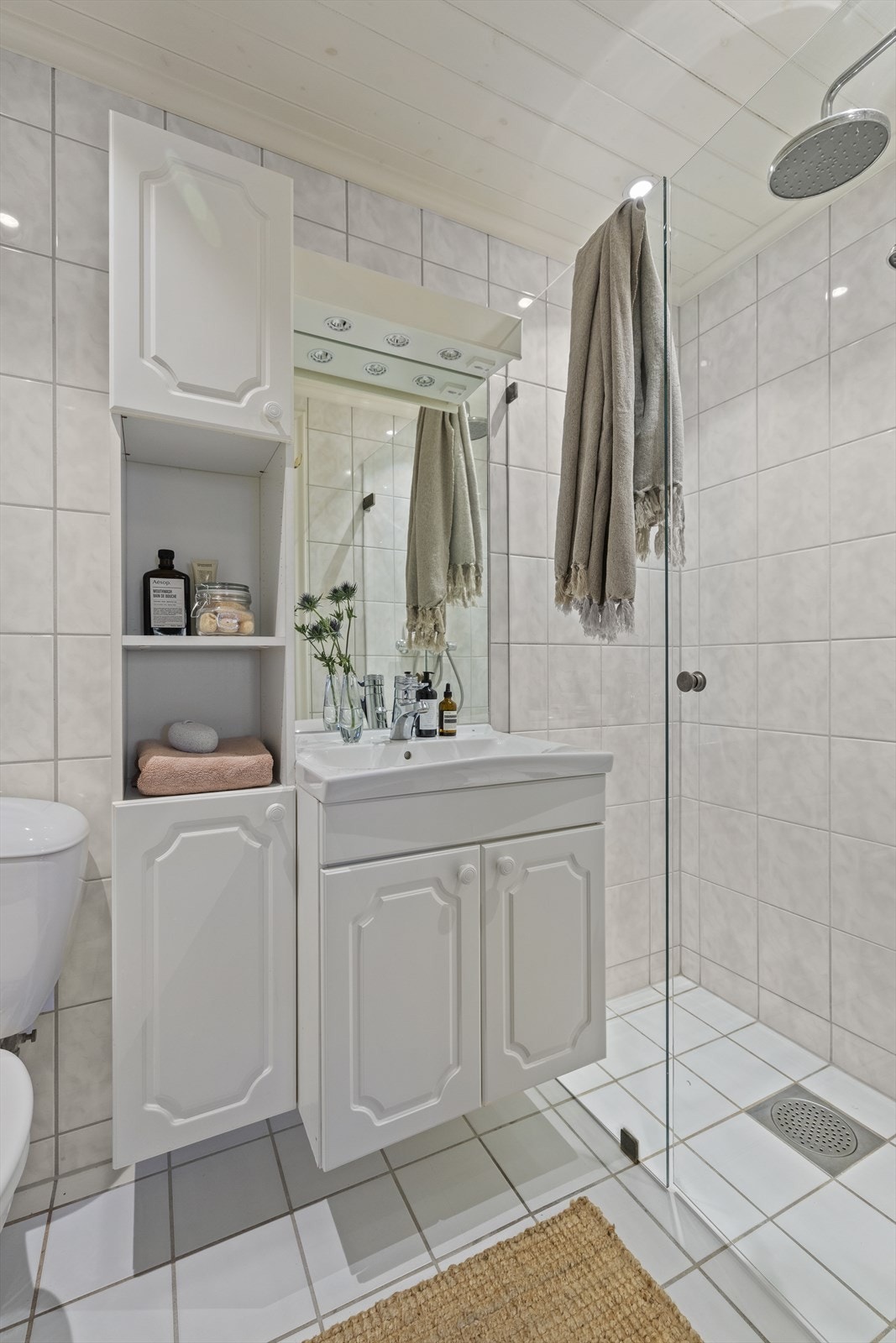 Hybelbadet har innredning med nedfelt servant, toalett og dusjvegger/hjørne Galleribilde