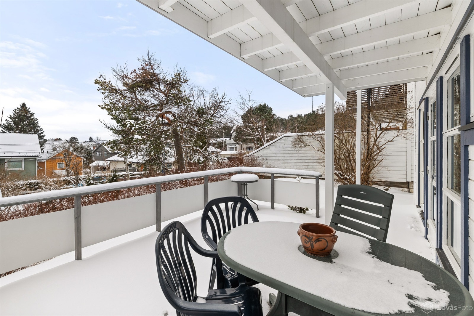 Terrassen i første etasje er delvis overbygget og har god plass til en sittegruppe. Galleribilde