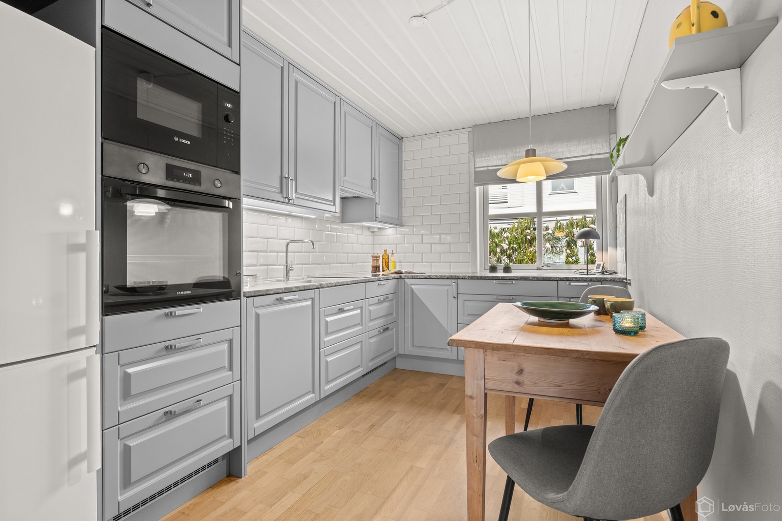 Kjøkkenet er fra 2022 og har en tidløs innredning med profilerte fronter og godt med skap- og benkeplass. Galleribilde