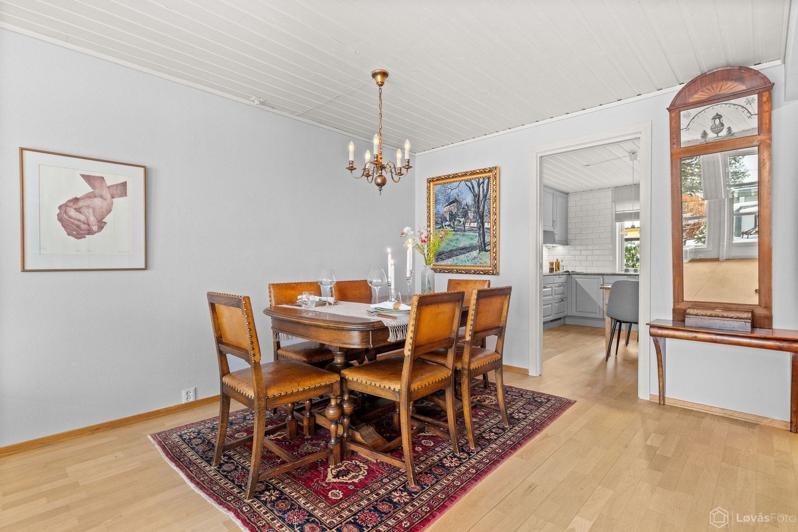 Spisestuen har god plass til et stort spisebord for hyggelige sammenkomster. Galleribilde