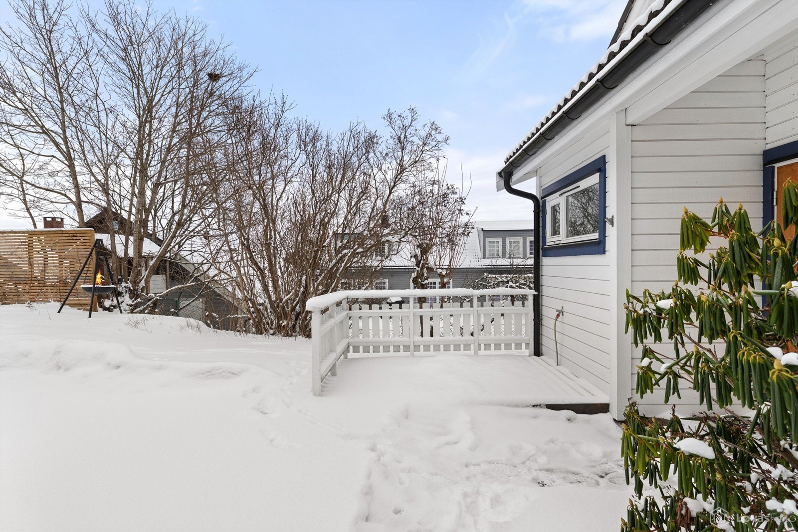 Uteområdet byr på plass for lek og sosiale sammenkomster. Galleribilde