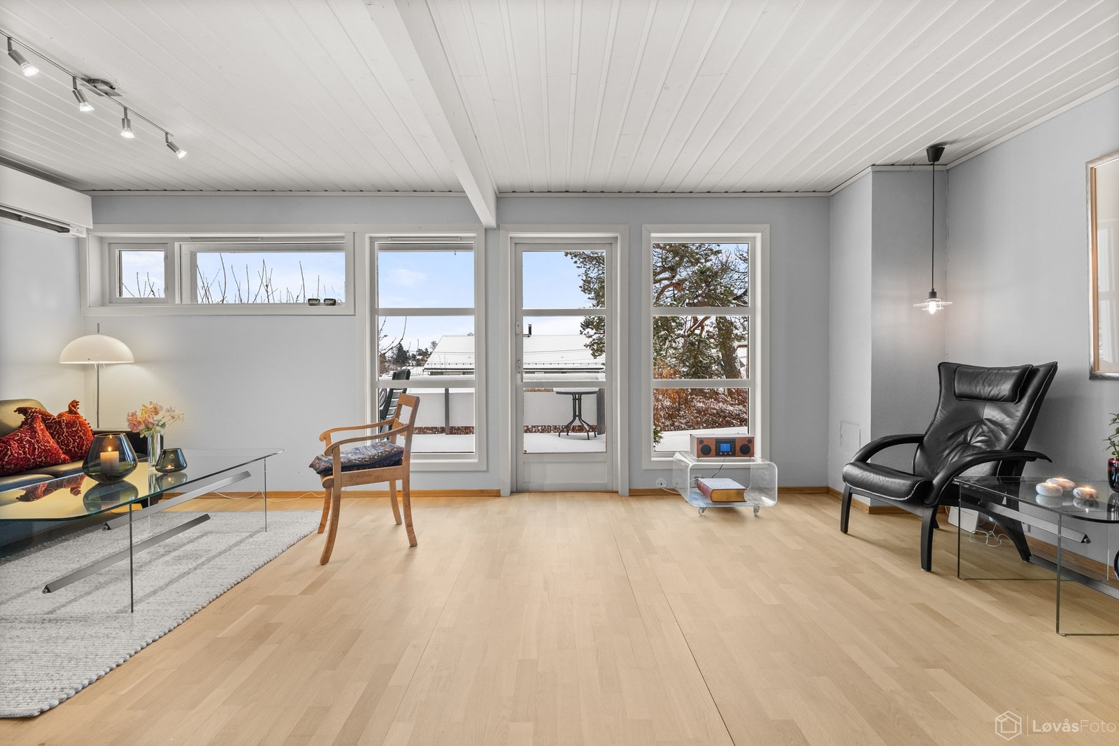 Store vindusflater slipper inn rikelig med dagslys og gir direkte utgang til en av boligens terrasser. Galleribilde