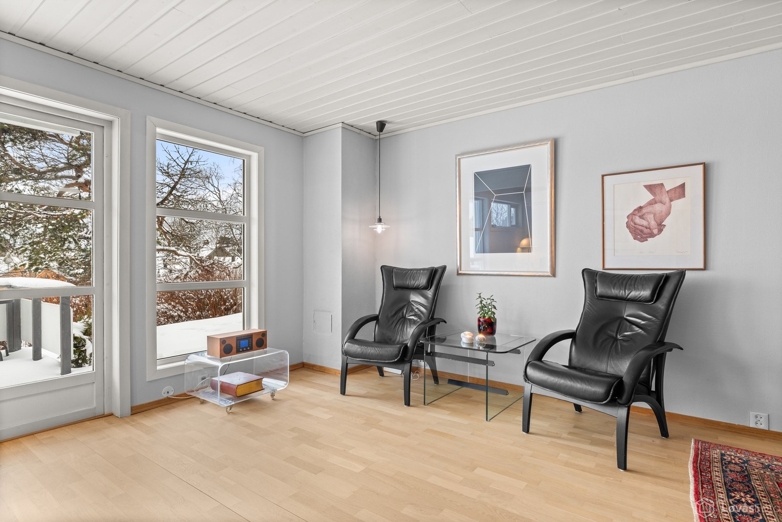 Den åpne løsningen skaper en god romfølelse og en naturlig flyt gjennom etasjen. Galleribilde