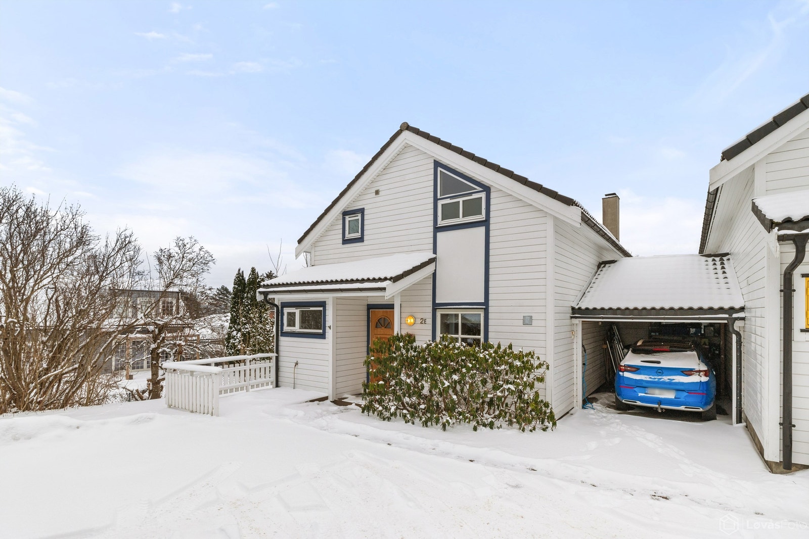 Eiendommen har egen carport i direkte tilknytning til boligen. Galleribilde