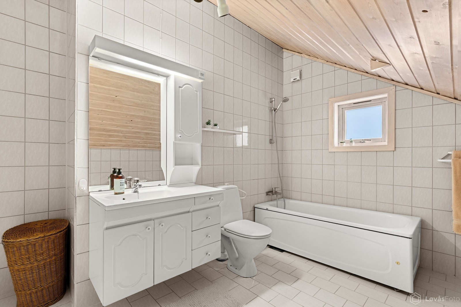 Badet i andre etasje er helfliset og utstyrt med både badekar og en romslig baderomsinnredning. Galleribilde