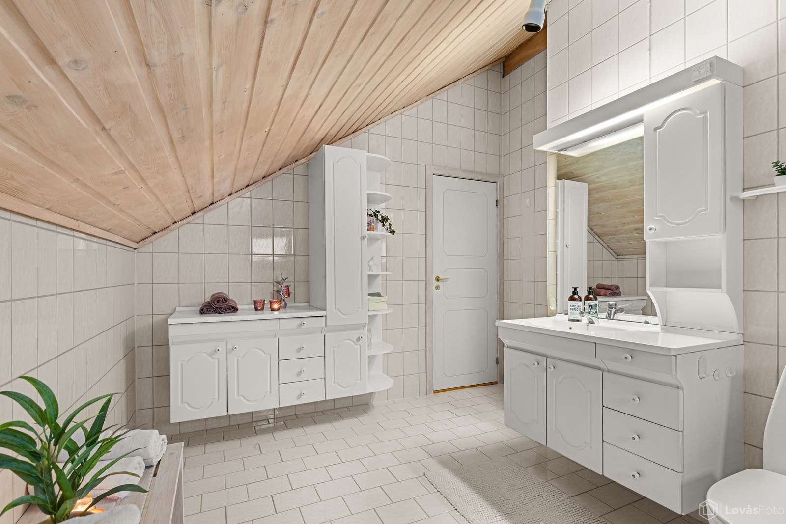 Doble servanter og rikelig med skapplass gjør morgenstellet effektivt for hele familien. Galleribilde