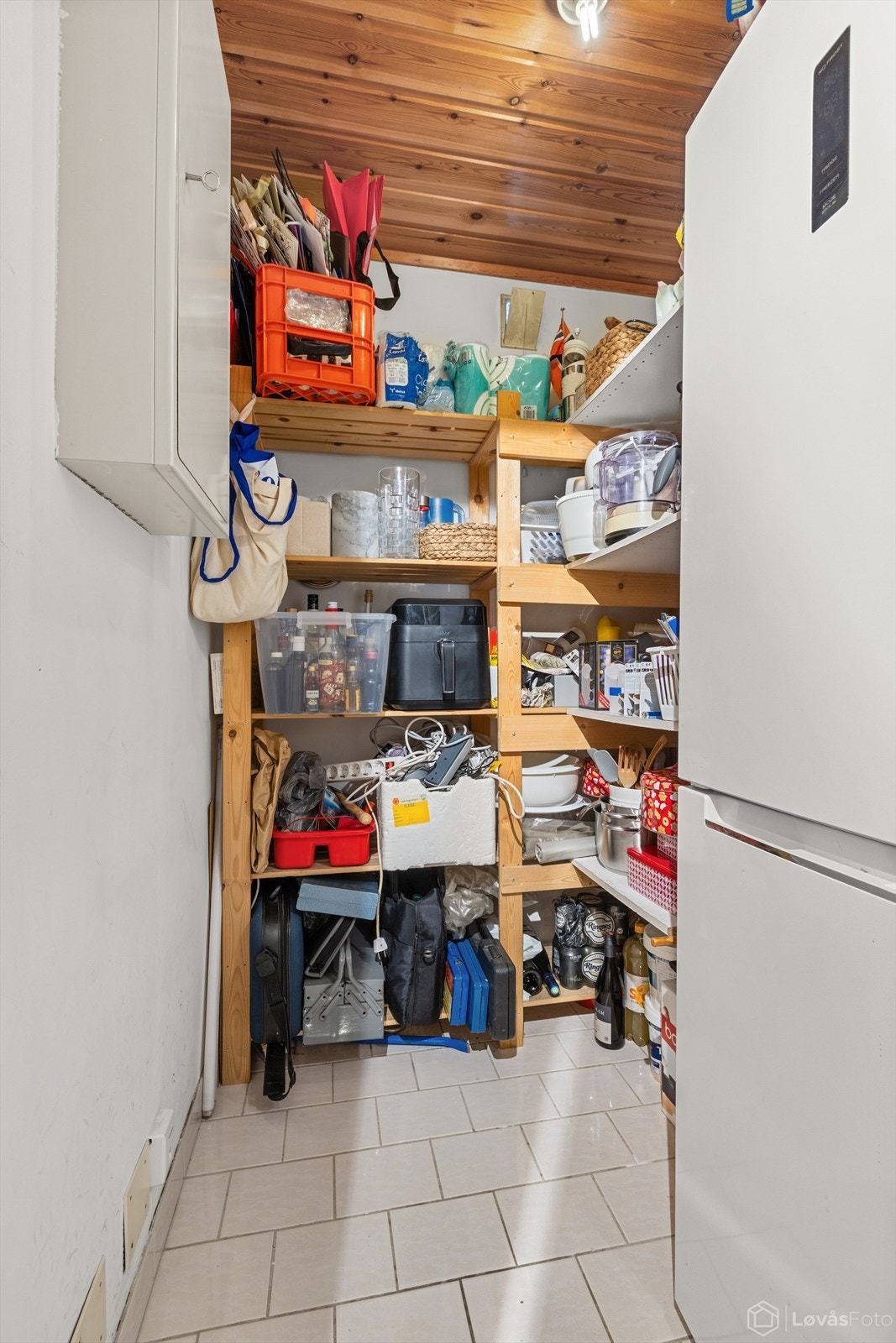 I tilknytning til kjøkkenet er det en praktisk matbod for ekstra lagringsplass. Galleribilde