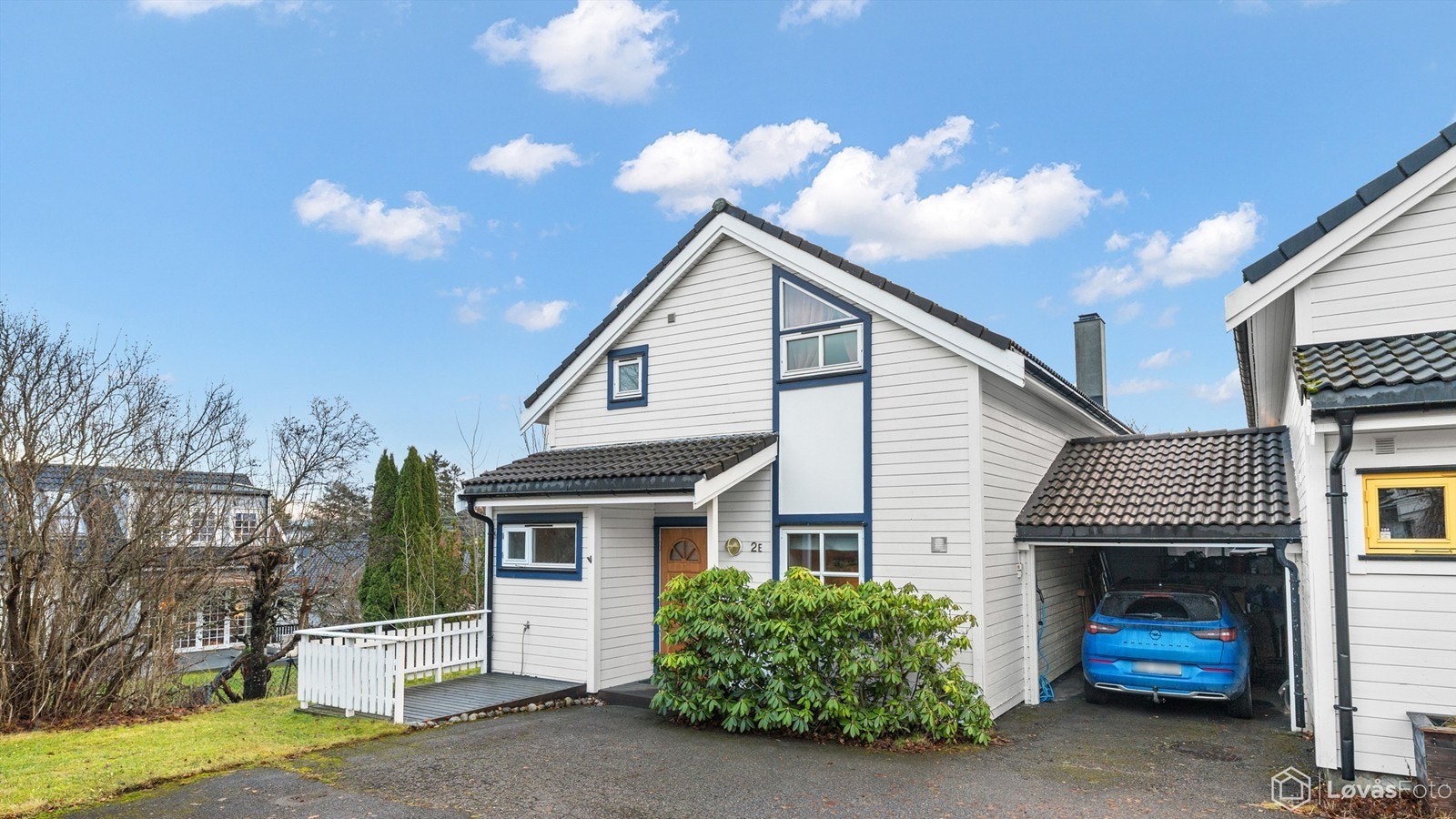 Eiendommen ligger tilbaketrukket fra veien, i et trafikkskjermet og familievennlig nabolag. Galleribilde